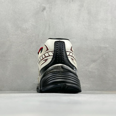 NIKE INITIATOR创始者系列 复古休闲运动舒适跑鞋 采用透气网眼鞋面和支撑覆盖层,自然运动设计的Phlyon中 NIKE INITIATOR创始者系列 复古休闲运动舒适跑鞋 采用透气网眼鞋面和支撑覆盖层,自然运动设计的Phlyon中