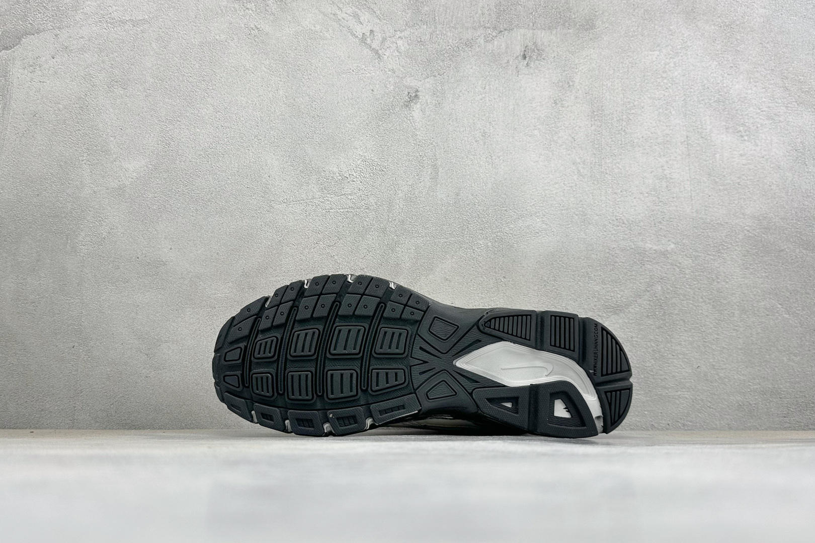 NIKE INITIATOR创始者系列 复古休闲运动舒适跑鞋 采用透气网眼鞋面和支撑覆盖层,自然运动设计的Phlyon中 NIKE INITIATOR创始者系列 复古休闲运动舒适跑鞋 采用透气网眼鞋面和支撑覆盖层,自然运动设计的Phlyon中