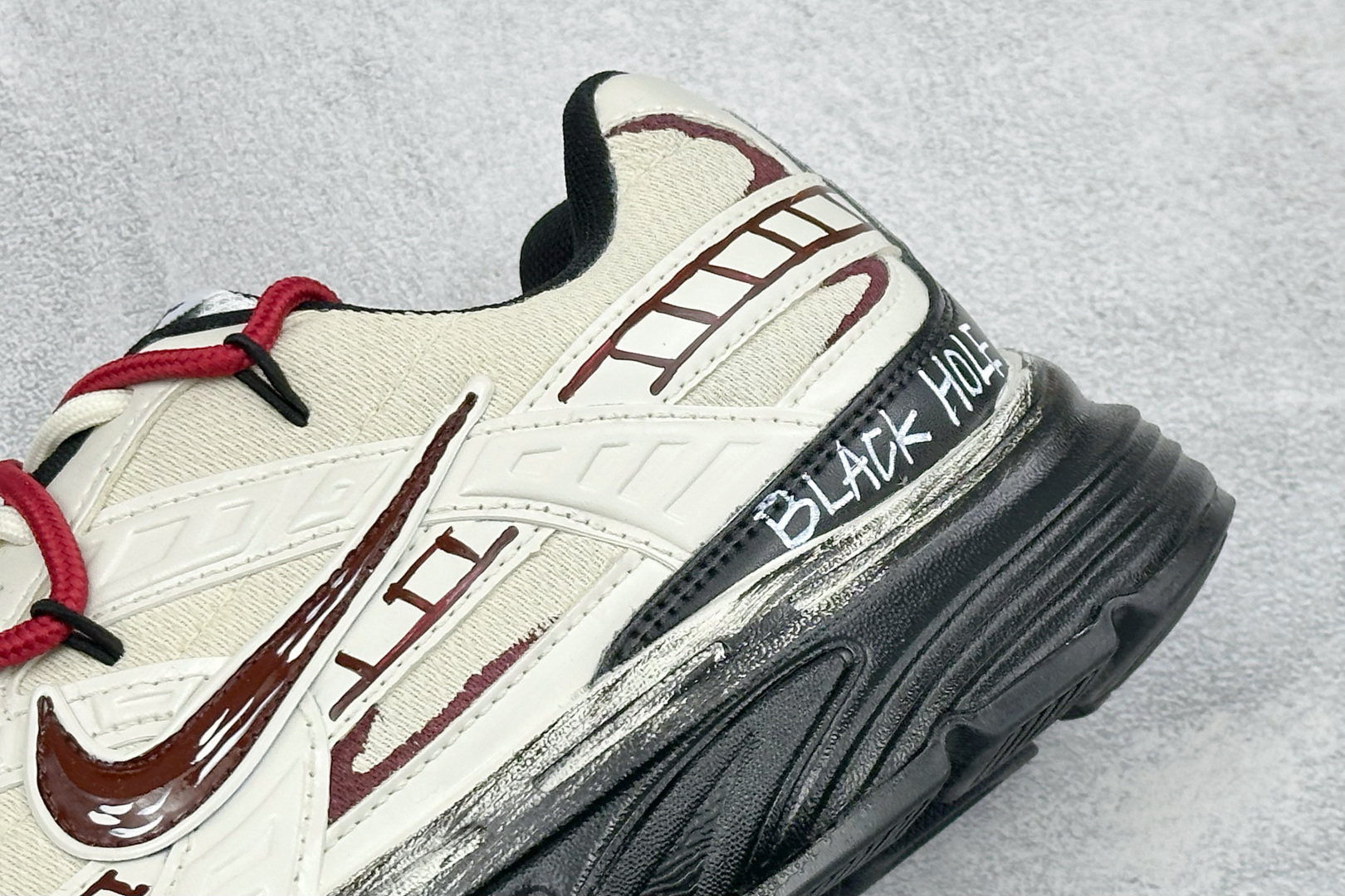 NIKE INITIATOR创始者系列 复古休闲运动舒适跑鞋 采用透气网眼鞋面和支撑覆盖层,自然运动设计的Phlyon中 NIKE INITIATOR创始者系列 复古休闲运动舒适跑鞋 采用透气网眼鞋面和支撑覆盖层,自然运动设计的Phlyon中