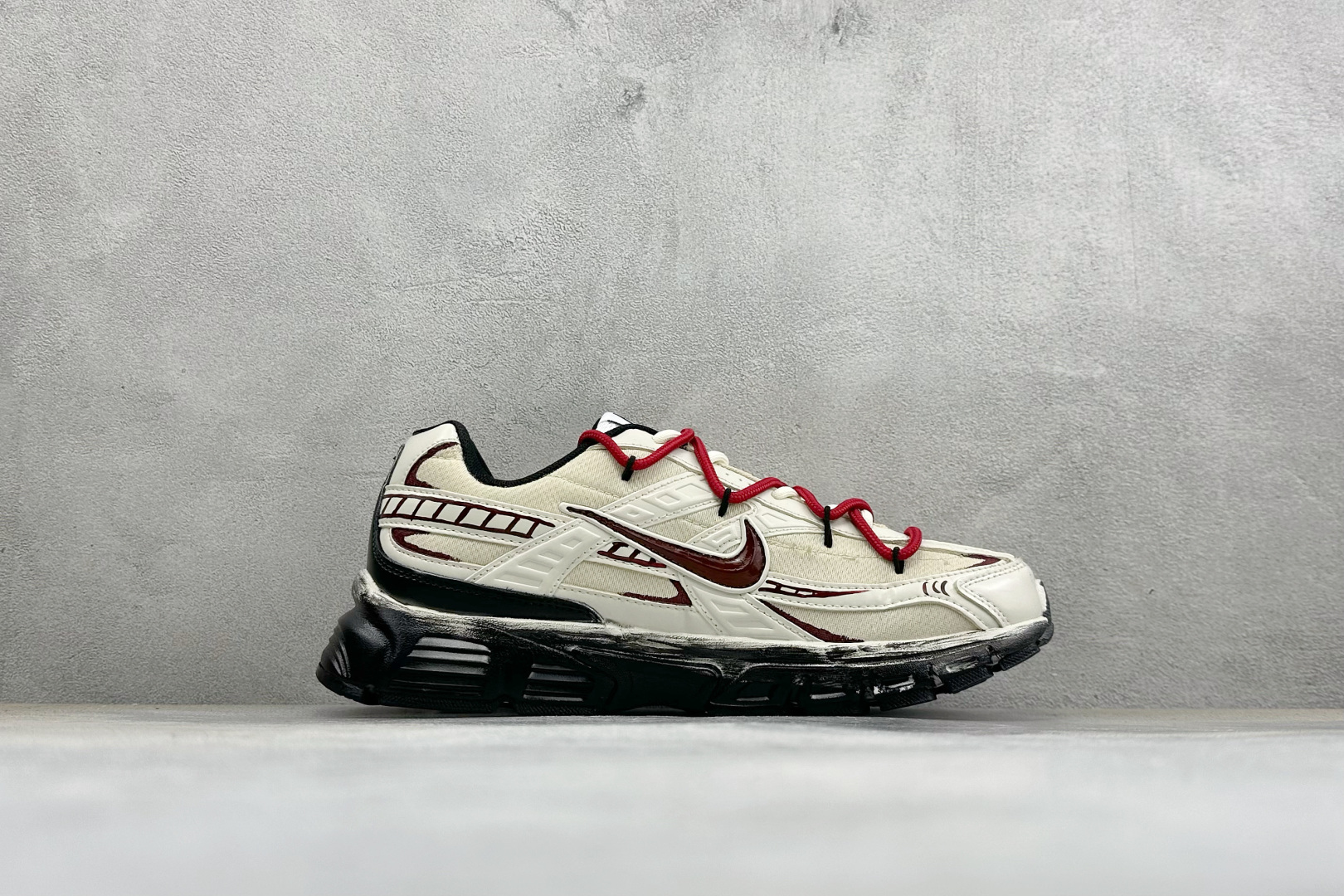 NIKE INITIATOR创始者系列 复古休闲运动舒适跑鞋 采用透气网眼鞋面和支撑覆盖层,自然运动设计的Phlyon中 NIKE INITIATOR创始者系列 复古休闲运动舒适跑鞋 采用透气网眼鞋面和支撑覆盖层,自然运动设计的Phlyon中