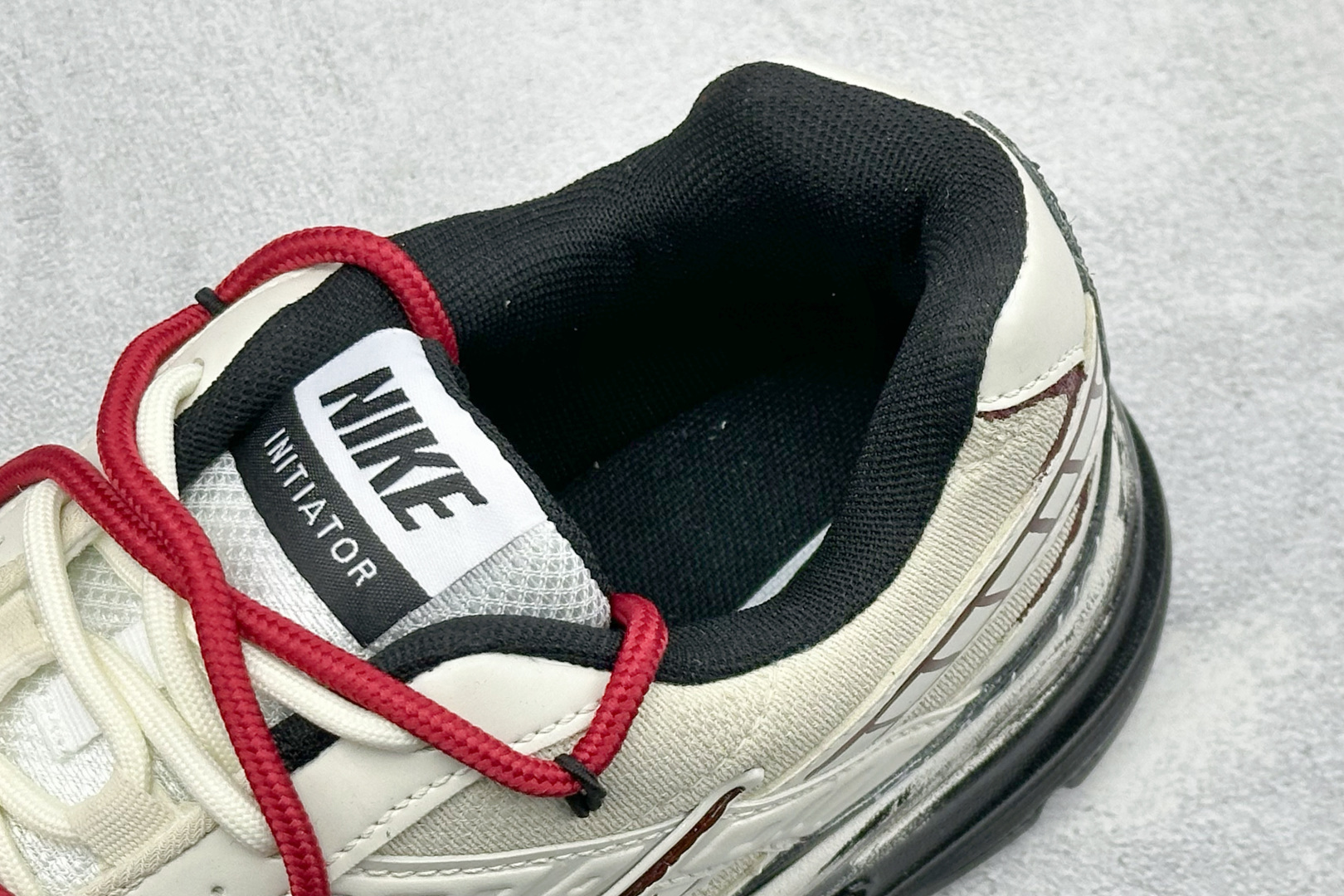NIKE INITIATOR创始者系列 复古休闲运动舒适跑鞋 采用透气网眼鞋面和支撑覆盖层,自然运动设计的Phlyon中 NIKE INITIATOR创始者系列 复古休闲运动舒适跑鞋 采用透气网眼鞋面和支撑覆盖层,自然运动设计的Phlyon中