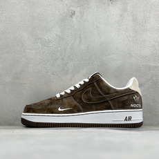 NOCTA × Nike Air Force 1 Low 棕翻毛联名款 深棕优质翻毛皮,搭配白色明线车缝,经典 AF1 NOCTA × Nike Air Force 1 Low 棕翻毛联名款 深棕优质翻毛皮,搭配白色明线车缝,经典 AF1