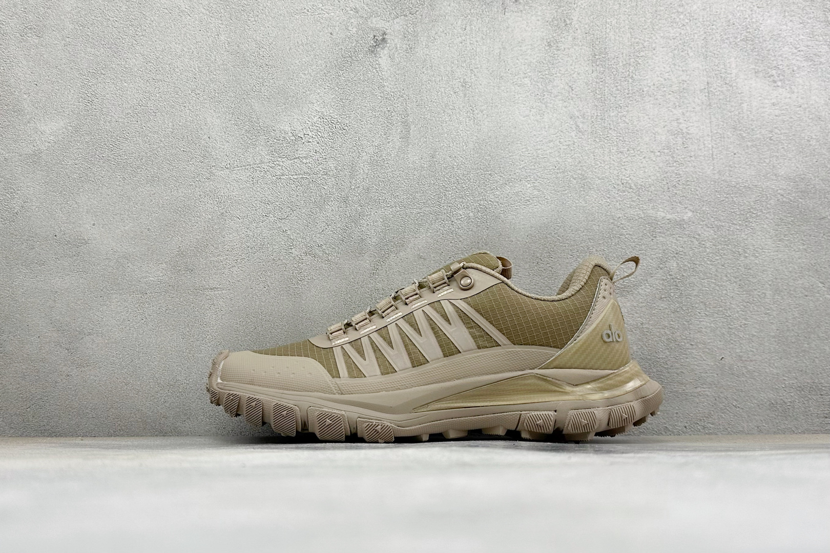 ALO TRAIL RUNNING SHOES 舒适简约防滑耐磨低帮休闲板鞋  Alo Yoga于2007年创立于洛杉矶
