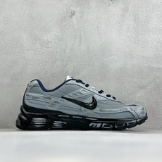NIKE INITIATOR创始者系列 复古休闲运动舒适跑鞋 采用透气网眼鞋面和支撑覆盖层,自然运动设计的Phlyon中 NIKE INITIATOR创始者系列 复古休闲运动舒适跑鞋 采用透气网眼鞋面和支撑覆盖层,自然运动设计的Phlyon中