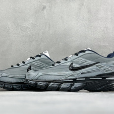 NIKE INITIATOR创始者系列 复古休闲运动舒适跑鞋 采用透气网眼鞋面和支撑覆盖层,自然运动设计的Phlyon中 NIKE INITIATOR创始者系列 复古休闲运动舒适跑鞋 采用透气网眼鞋面和支撑覆盖层,自然运动设计的Phlyon中