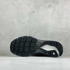 NIKE INITIATOR创始者系列 复古休闲运动舒适跑鞋 采用透气网眼鞋面和支撑覆盖层,自然运动设计的Phlyon中 NIKE INITIATOR创始者系列 复古休闲运动舒适跑鞋 采用透气网眼鞋面和支撑覆盖层,自然运动设计的Phlyon中