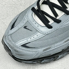 NIKE INITIATOR创始者系列 复古休闲运动舒适跑鞋 采用透气网眼鞋面和支撑覆盖层,自然运动设计的Phlyon中 NIKE INITIATOR创始者系列 复古休闲运动舒适跑鞋 采用透气网眼鞋面和支撑覆盖层,自然运动设计的Phlyon中