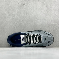 NIKE INITIATOR创始者系列 复古休闲运动舒适跑鞋 采用透气网眼鞋面和支撑覆盖层,自然运动设计的Phlyon中 NIKE INITIATOR创始者系列 复古休闲运动舒适跑鞋 采用透气网眼鞋面和支撑覆盖层,自然运动设计的Phlyon中