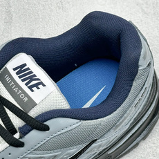 NIKE INITIATOR创始者系列 复古休闲运动舒适跑鞋 采用透气网眼鞋面和支撑覆盖层,自然运动设计的Phlyon中 NIKE INITIATOR创始者系列 复古休闲运动舒适跑鞋 采用透气网眼鞋面和支撑覆盖层,自然运动设计的Phlyon中