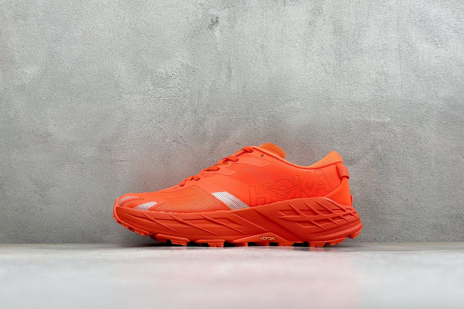 HOKA ONE ONE SPEEDGOAT 7 舒适百搭越野跑鞋 J-FRAME™M结构拥有专利认证,避免防过度内 旋 HOKA ONE ONE SPEEDGOAT 7 舒适百搭越野跑鞋 J-FRAME™M结构拥有专利认证,避免防过度内 旋