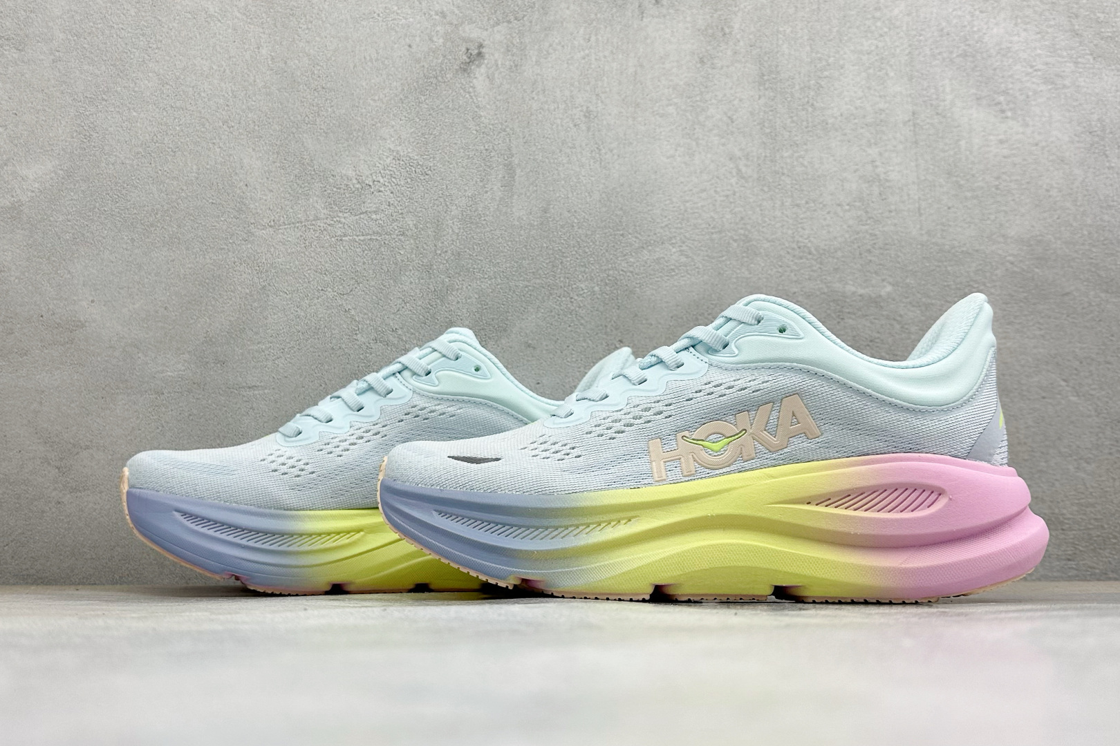 Hoka One One Bondi 9 机能缓震跑鞋 #鞋面部分采用工程网眼面料,可以确保必要的透气性能。使用了全新的 Hoka One One Bondi 9 机能缓震跑鞋 #鞋面部分采用工程网眼面料,可以确保必要的透气性能。使用了全新的