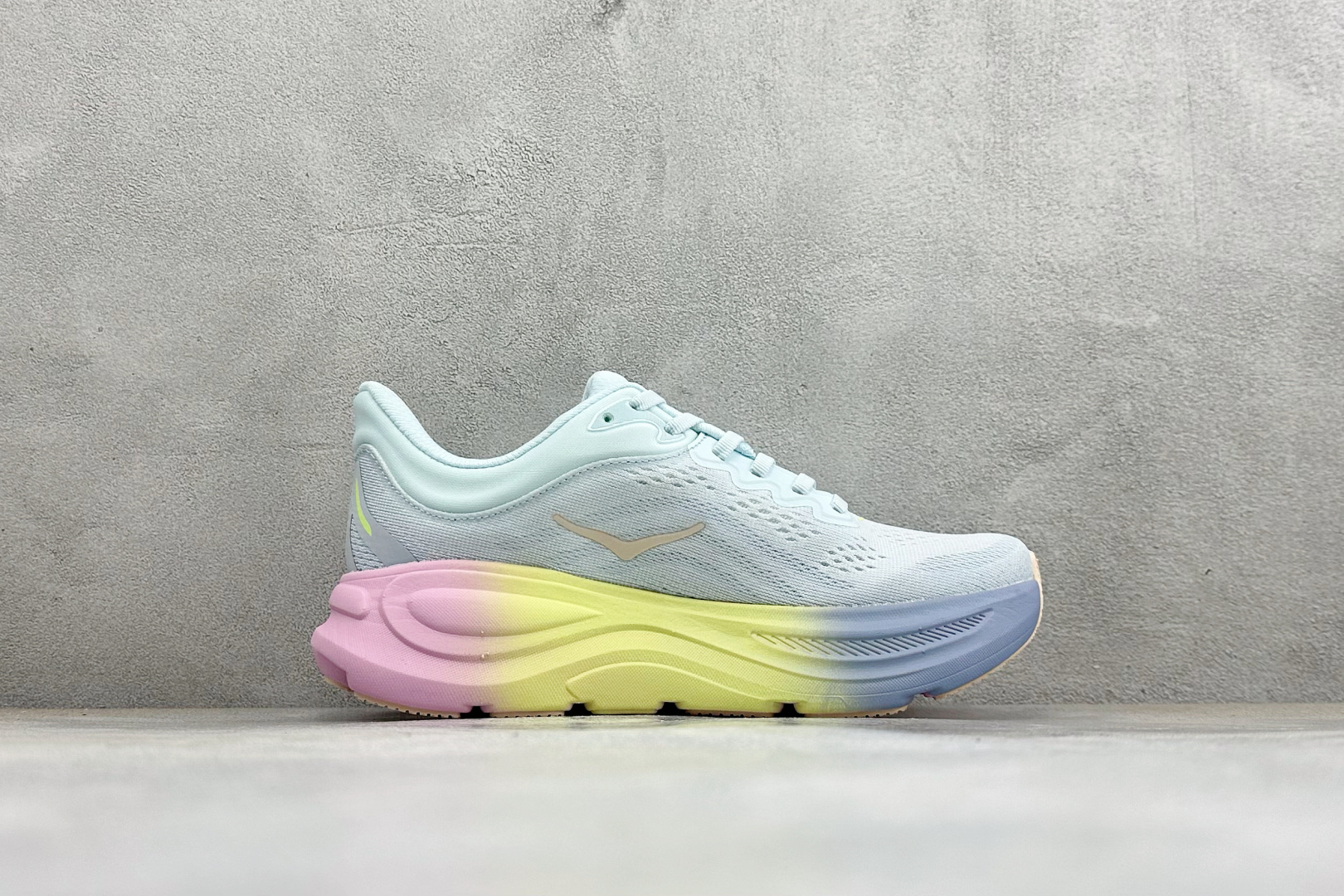 Hoka One One Bondi 9 机能缓震跑鞋 #鞋面部分采用工程网眼面料,可以确保必要的透气性能。使用了全新的 Hoka One One Bondi 9 机能缓震跑鞋 #鞋面部分采用工程网眼面料,可以确保必要的透气性能。使用了全新的