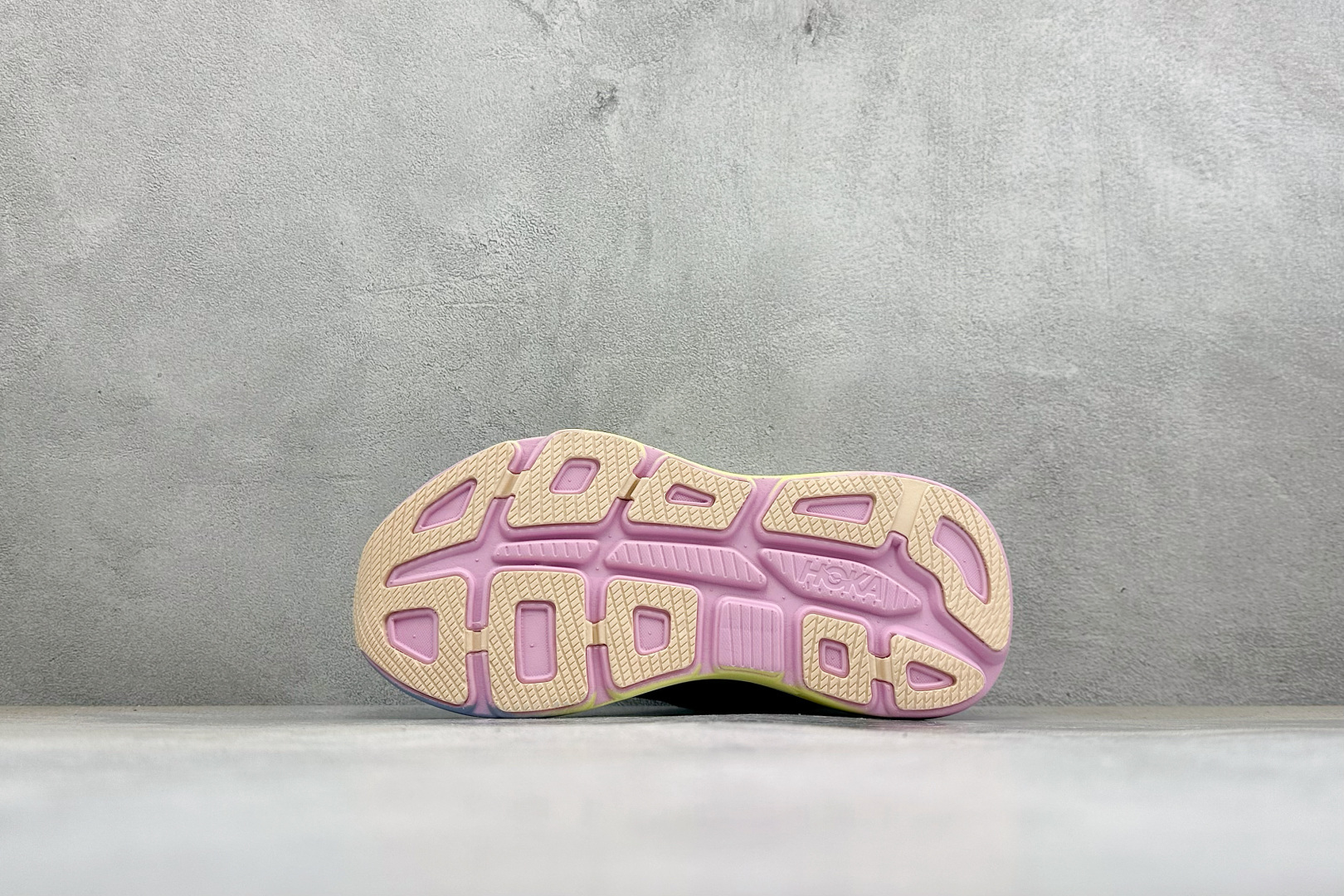 Hoka One One Bondi 9 机能缓震跑鞋 #鞋面部分采用工程网眼面料,可以确保必要的透气性能。使用了全新的 Hoka One One Bondi 9 机能缓震跑鞋 #鞋面部分采用工程网眼面料,可以确保必要的透气性能。使用了全新的