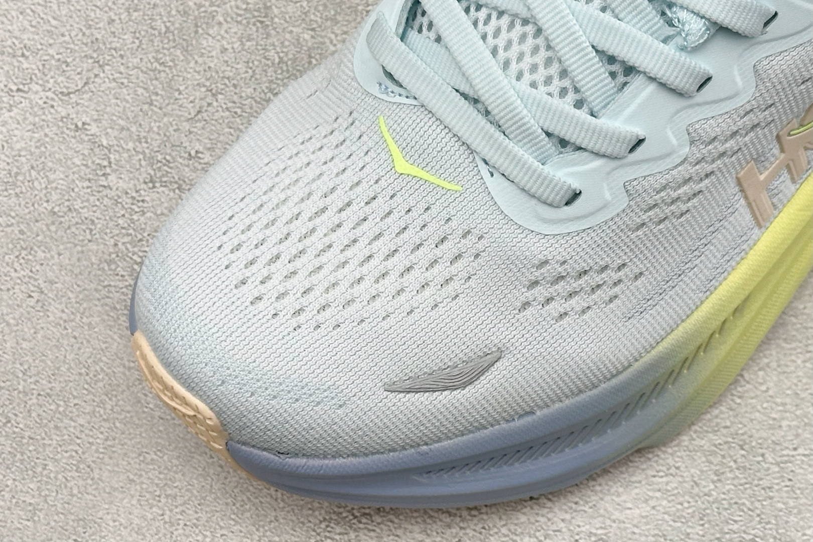 Hoka One One Bondi 9 机能缓震跑鞋 #鞋面部分采用工程网眼面料,可以确保必要的透气性能。使用了全新的 Hoka One One Bondi 9 机能缓震跑鞋 #鞋面部分采用工程网眼面料,可以确保必要的透气性能。使用了全新的