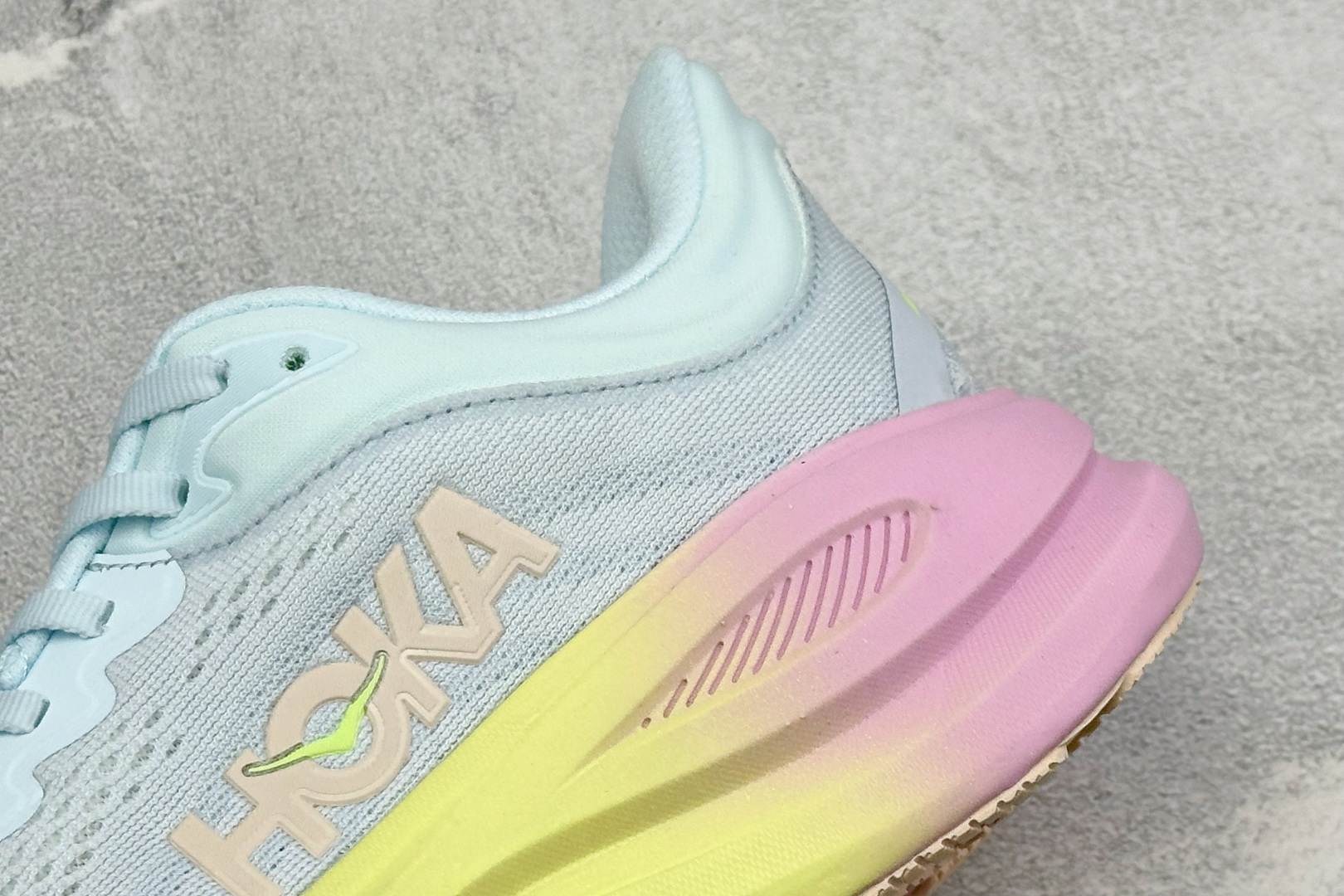 Hoka One One Bondi 9 机能缓震跑鞋 #鞋面部分采用工程网眼面料,可以确保必要的透气性能。使用了全新的 Hoka One One Bondi 9 机能缓震跑鞋 #鞋面部分采用工程网眼面料,可以确保必要的透气性能。使用了全新的