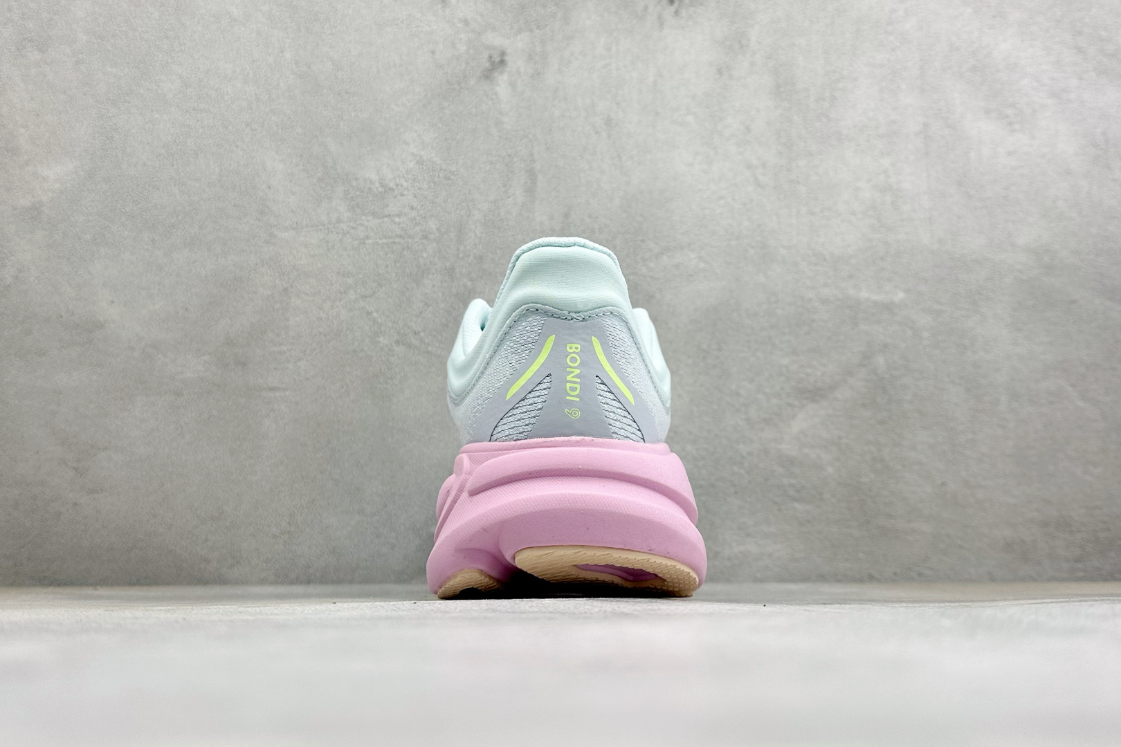 Hoka One One Bondi 9 机能缓震跑鞋 #鞋面部分采用工程网眼面料,可以确保必要的透气性能。使用了全新的 Hoka One One Bondi 9 机能缓震跑鞋 #鞋面部分采用工程网眼面料,可以确保必要的透气性能。使用了全新的