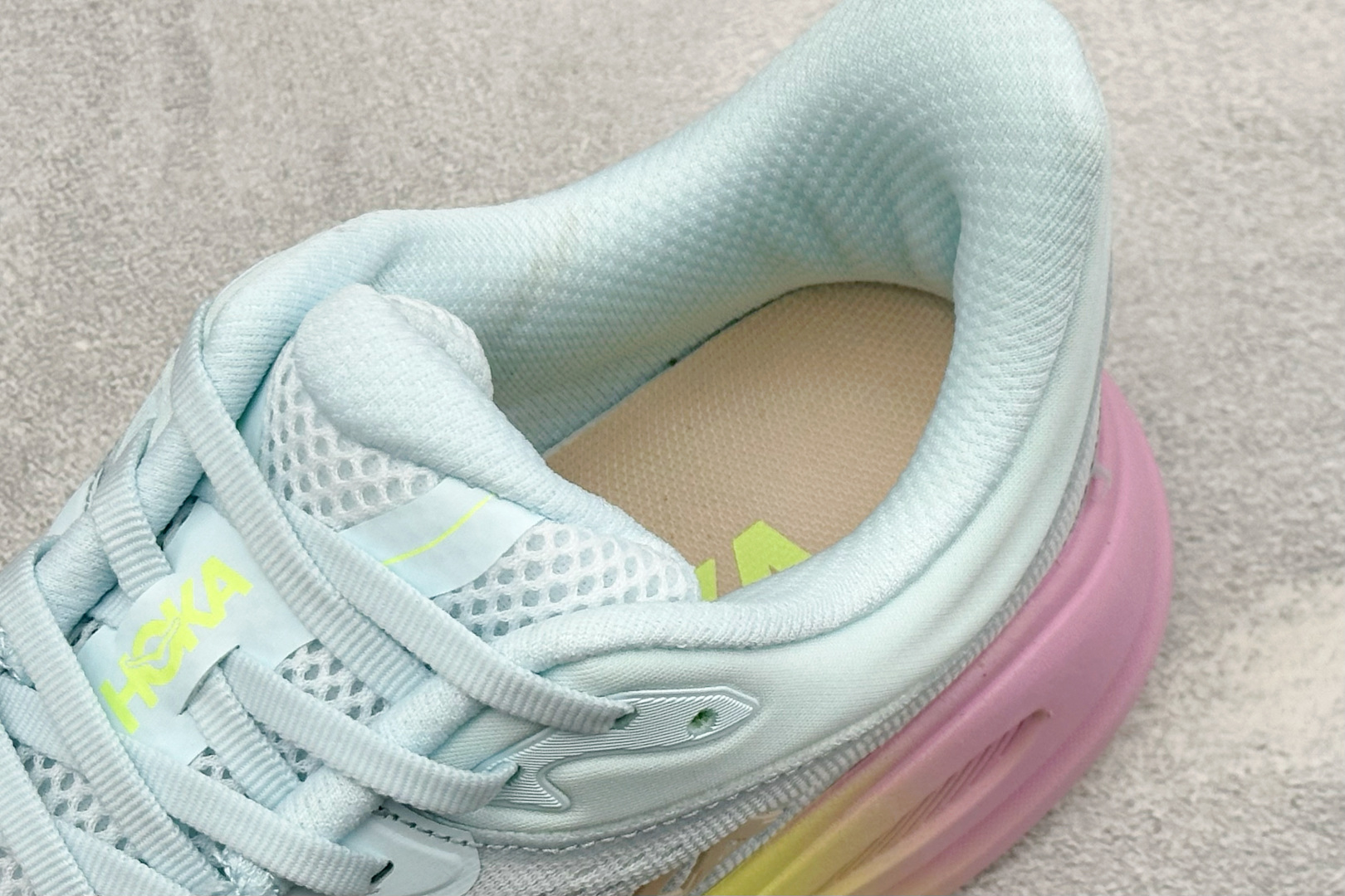 Hoka One One Bondi 9 机能缓震跑鞋 #鞋面部分采用工程网眼面料,可以确保必要的透气性能。使用了全新的 Hoka One One Bondi 9 机能缓震跑鞋 #鞋面部分采用工程网眼面料,可以确保必要的透气性能。使用了全新的