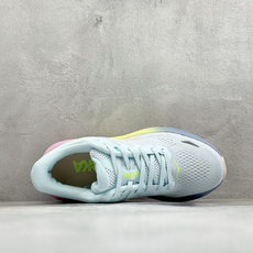 Hoka One One Bondi 9 机能缓震跑鞋 #鞋面部分采用工程网眼面料,可以确保必要的透气性能。使用了全新的 Hoka One One Bondi 9 机能缓震跑鞋 #鞋面部分采用工程网眼面料,可以确保必要的透气性能。使用了全新的