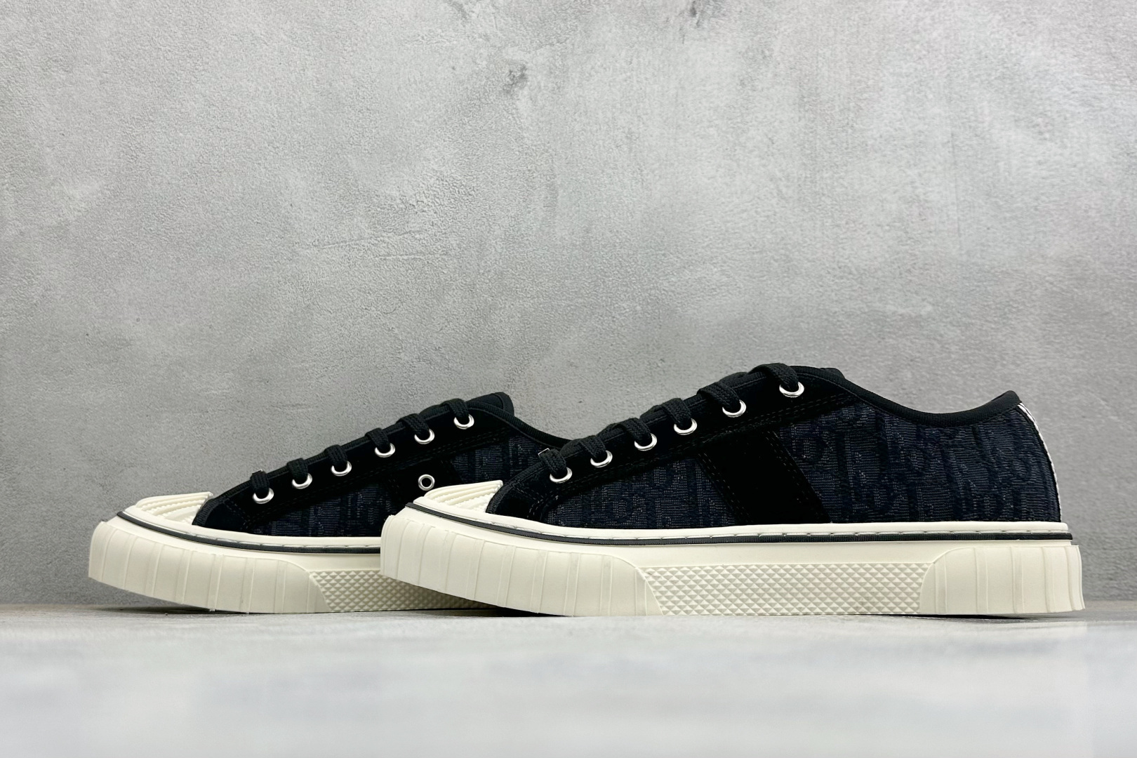 DIOR迪奥 Hooper 绒面革拼接 平底系带 低帮 贝壳头帆布鞋 经典老花真的永不过时✨ Dior Walk’n’D DIOR迪奥 Hooper 绒面革拼接 平底系带 低帮 贝壳头帆布鞋 经典老花真的永不过时✨ Dior Walk’n’D