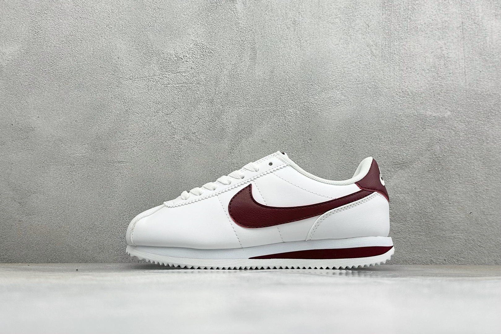 福利特价 Nike Classic Cortez经典轻便舒适 阿甘休闲跑鞋 纯粹而执着的精神 使得Cortez种在了一代
