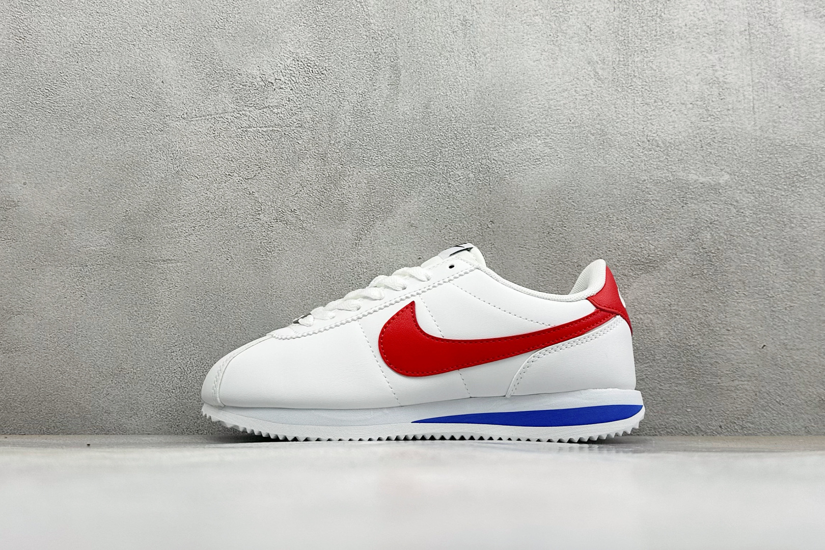 福利特价 Nike Classic Cortez经典轻便舒适 阿甘休闲跑鞋 纯粹而执着的精神 使得Cortez种在了一代