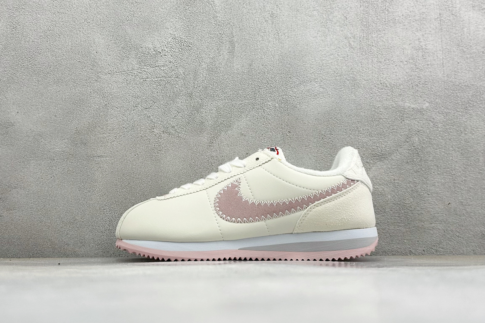 福利特价 Nike Classic Cortez经典轻便舒适 阿甘休闲跑鞋 纯粹而执着的精神 使得Cortez种在了一代