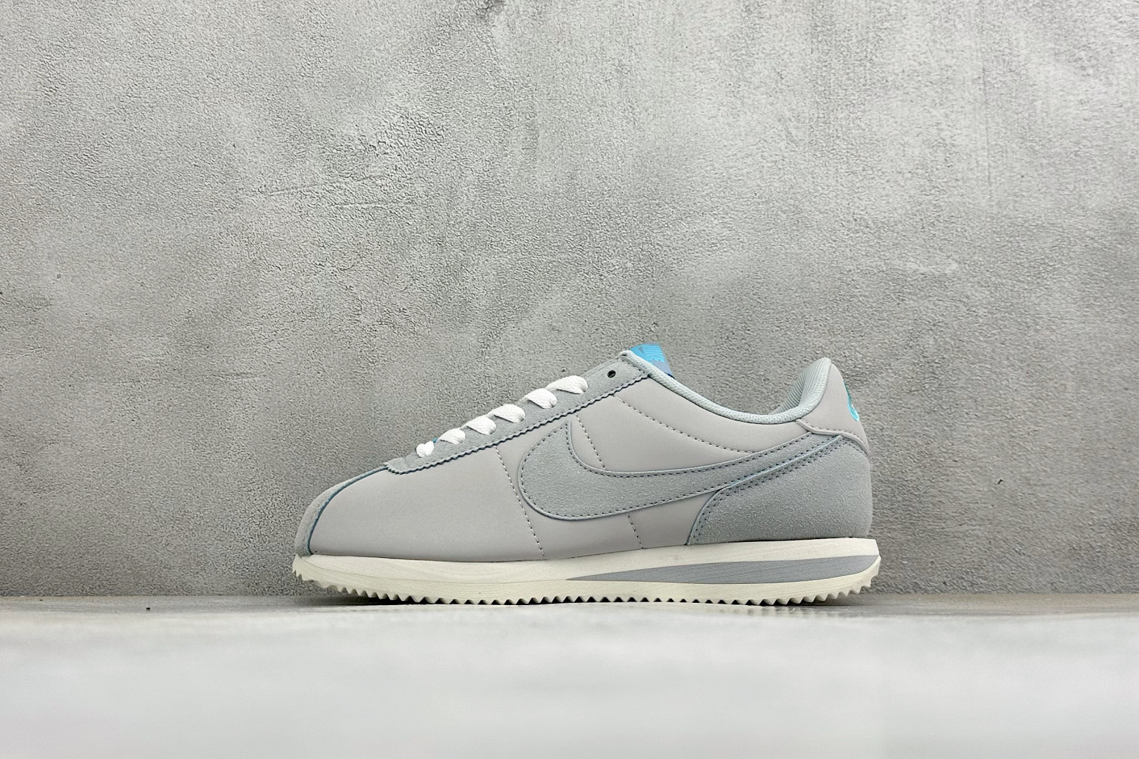 福利特价 Nike Classic Cortez经典轻便舒适 阿甘休闲跑鞋 纯粹而执着的精神 使得Cortez种在了一代