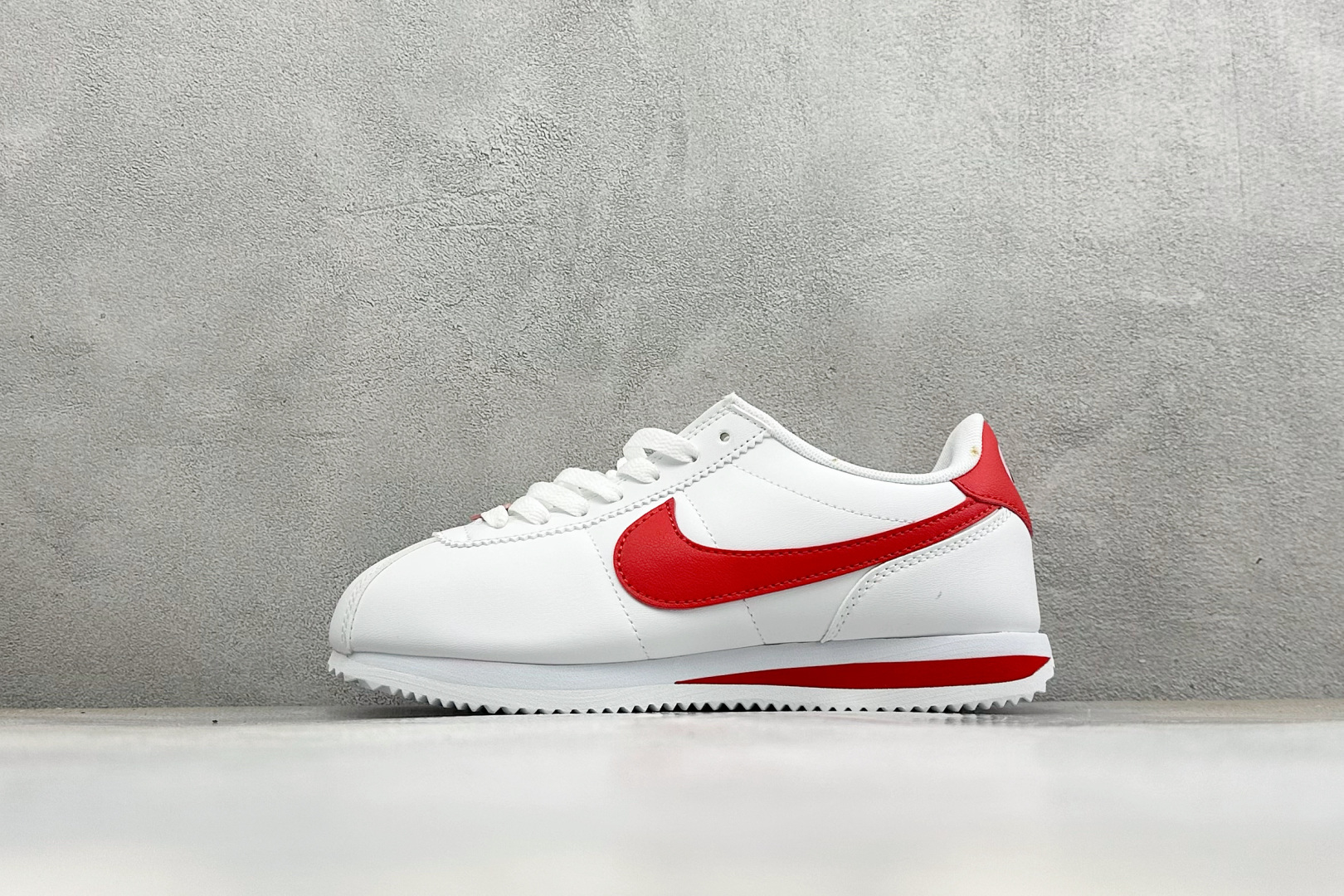 福利特价 Nike Classic Cortez经典轻便舒适 阿甘休闲跑鞋 纯粹而执着的精神 使得Cortez种在了一代