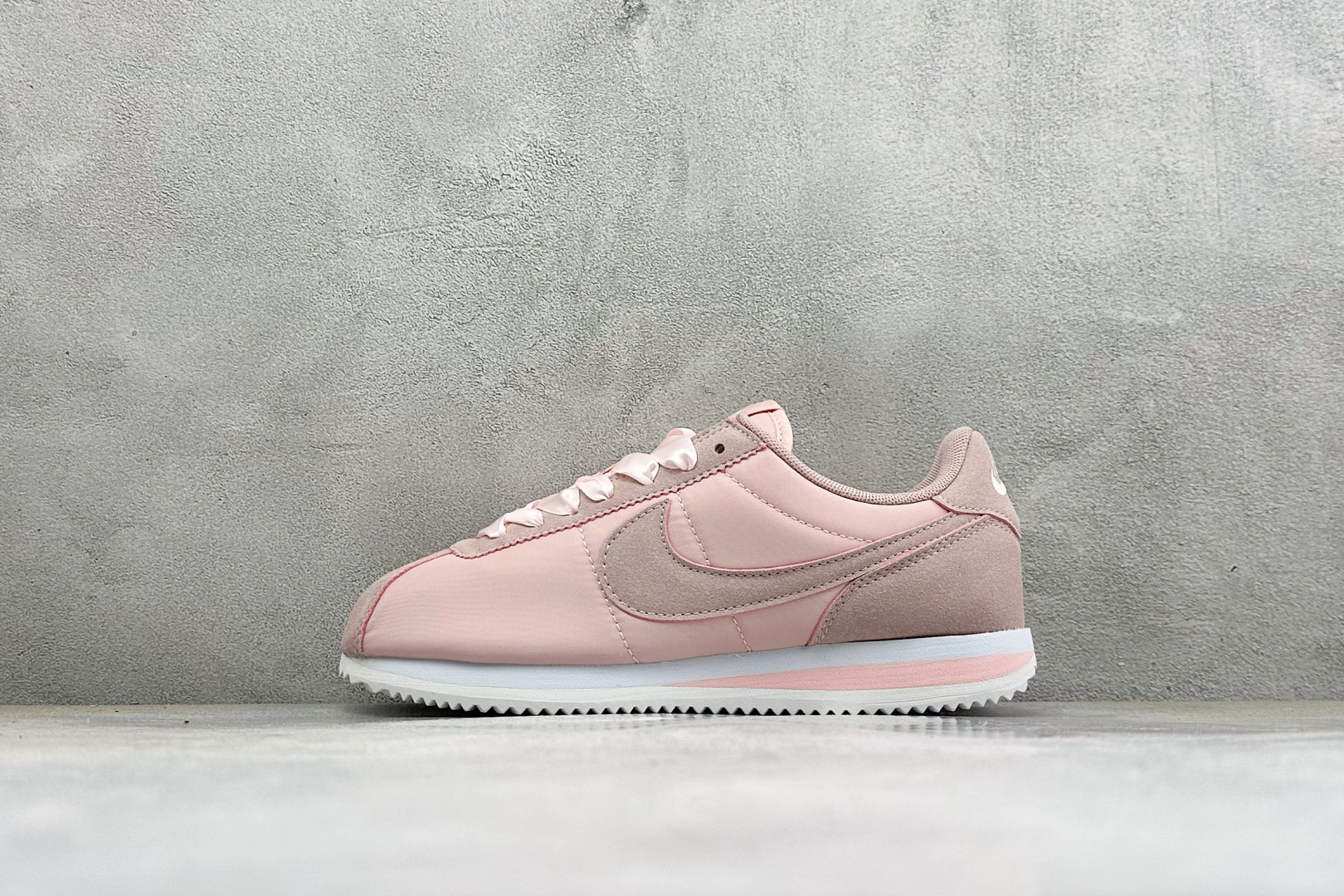 福利特价 Nike Classic Cortez经典轻便舒适 阿甘休闲跑鞋 纯粹而执着的精神 使得Cortez种在了一代