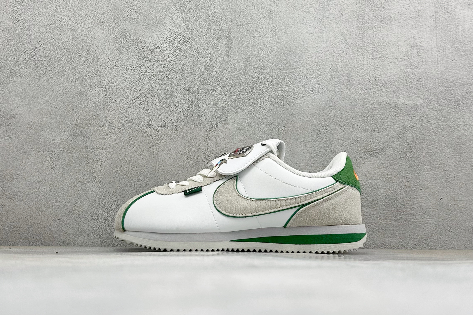 福利特价 Nike Classic Cortez经典轻便舒适 阿甘休闲跑鞋 纯粹而执着的精神 使得Cortez种在了一代