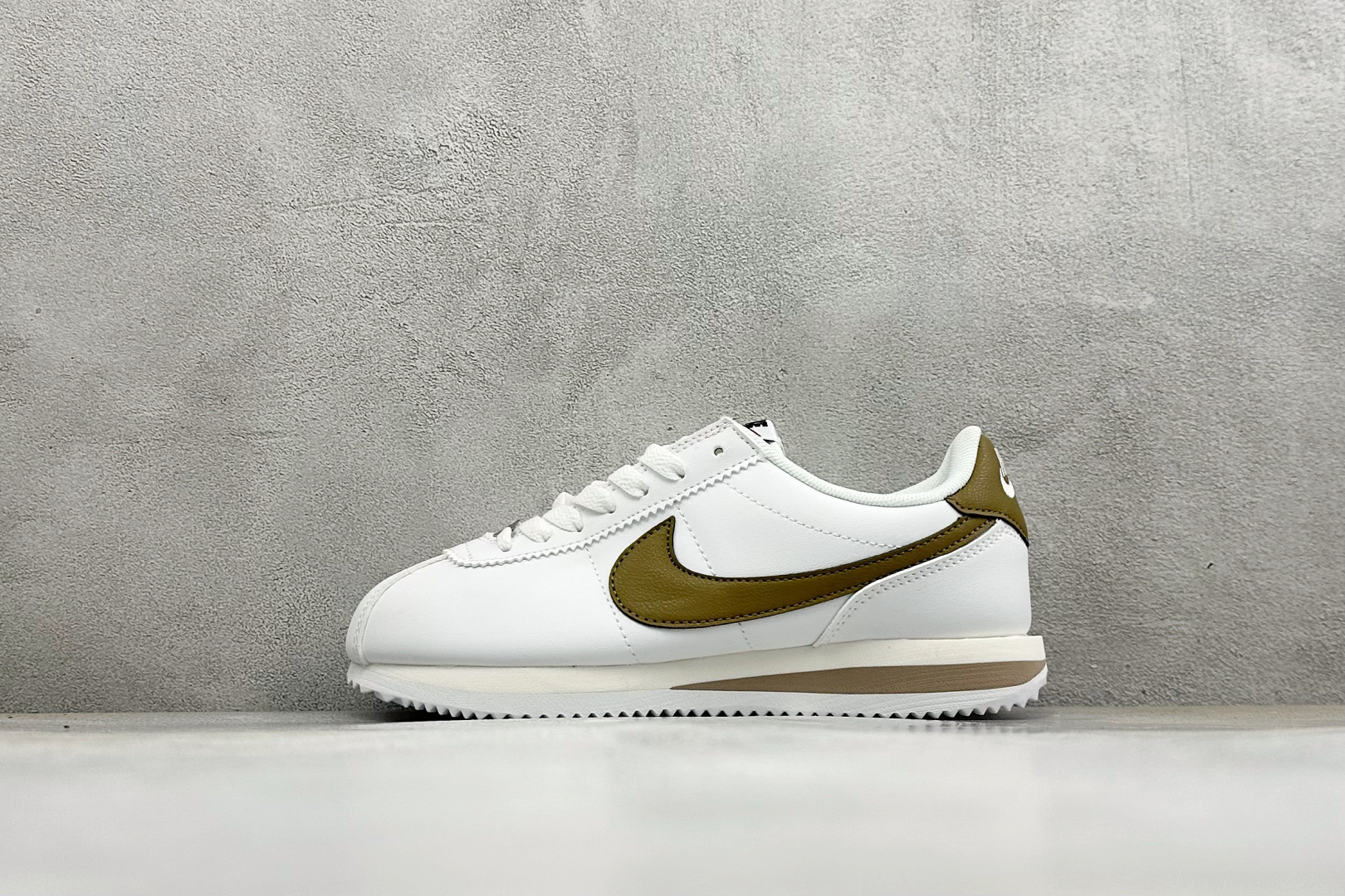 福利特价 Nike Classic Cortez经典轻便舒适 阿甘休闲跑鞋 纯粹而执着的精神 使得Cortez种在了一代