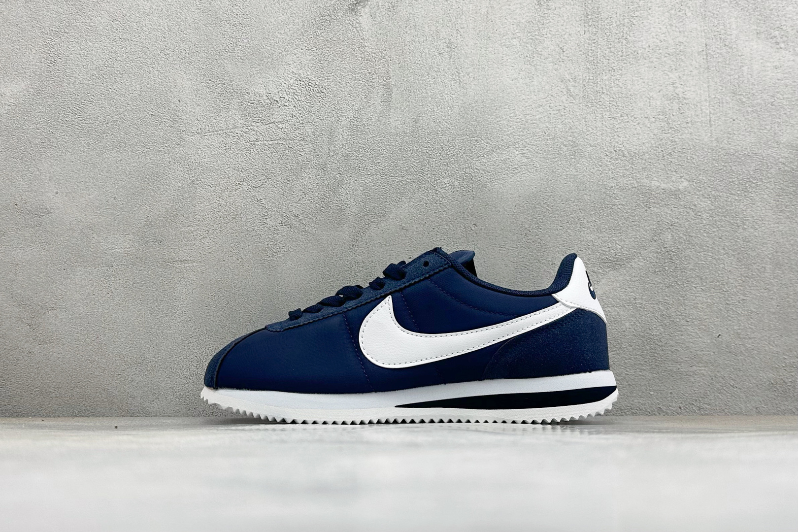 福利特价 Nike Classic Cortez经典轻便舒适 阿甘休闲跑鞋 纯粹而执着的精神 使得Cortez种在了一代