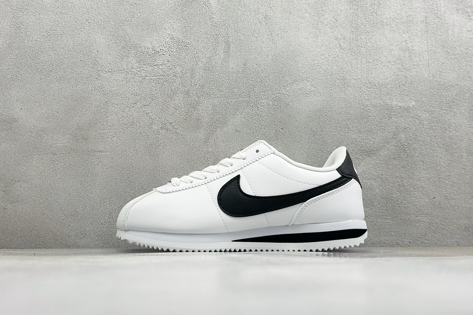 福利特价 Nike Classic Cortez经典轻便舒适 阿甘休闲跑鞋 纯粹而执着的精神 使得Cortez种在了一代