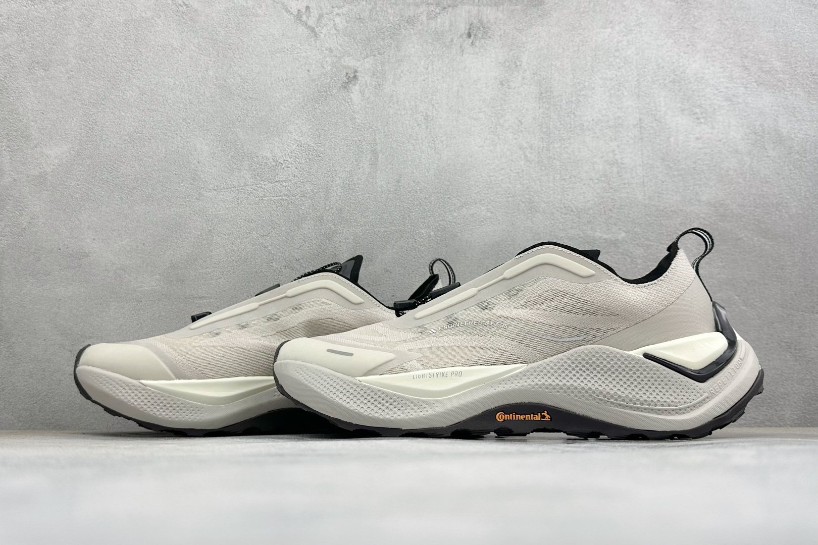 Adidas Holo Peak 阿迪达斯 防滑运动 舒适贴合 低帮越野跑鞋 货号: KZ9988 尺码: 36 36. Adidas Holo Peak 阿迪达斯 防滑运动 舒适贴合 低帮越野跑鞋 货号: KZ9988 尺码: 36 36.
