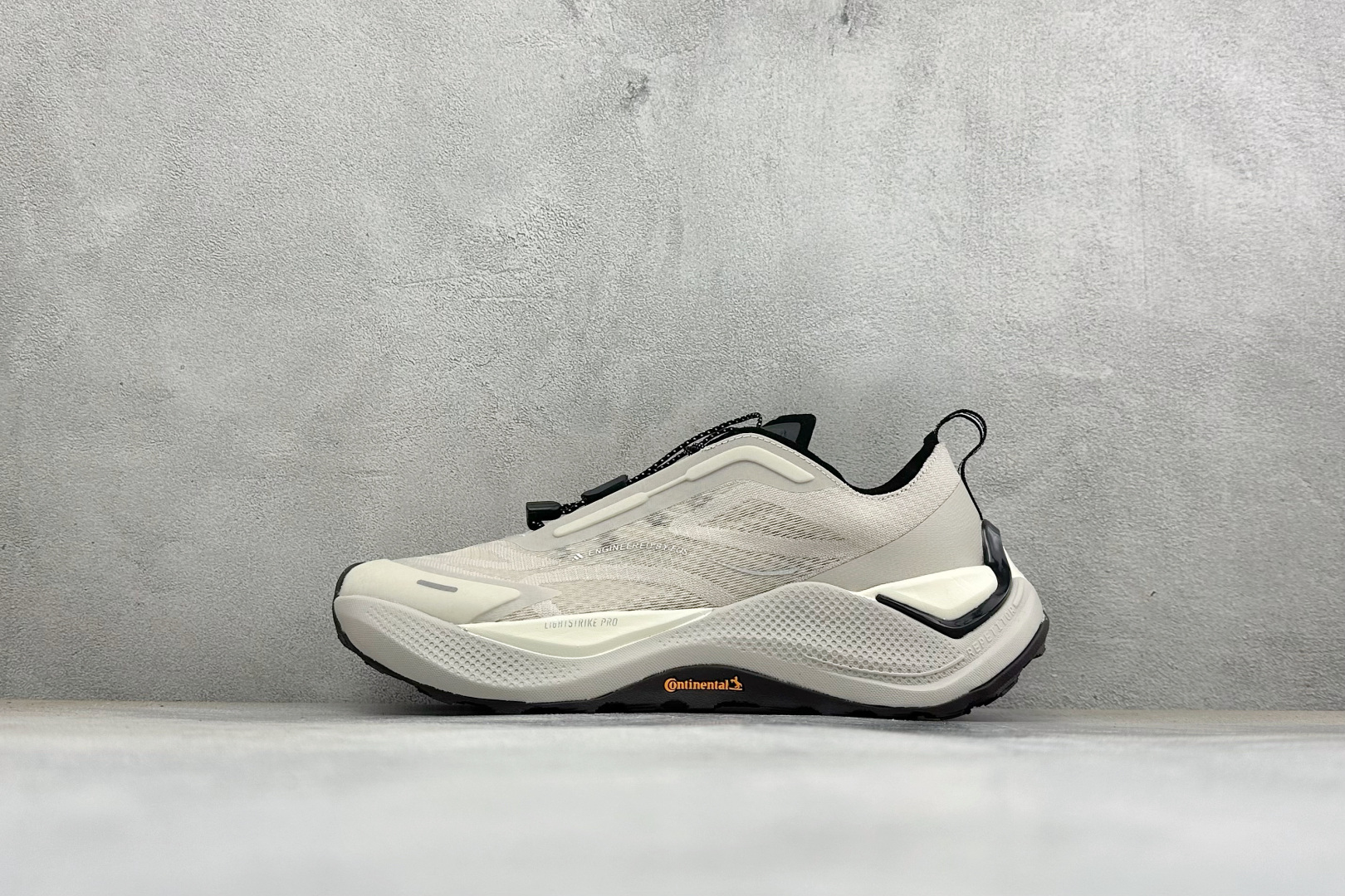 Adidas Holo Peak 阿迪达斯 防滑运动 舒适贴合 低帮越野跑鞋 货号: KZ9988 尺码: 36 36. Adidas Holo Peak 阿迪达斯 防滑运动 舒适贴合 低帮越野跑鞋 货号: KZ9988 尺码: 36 36.