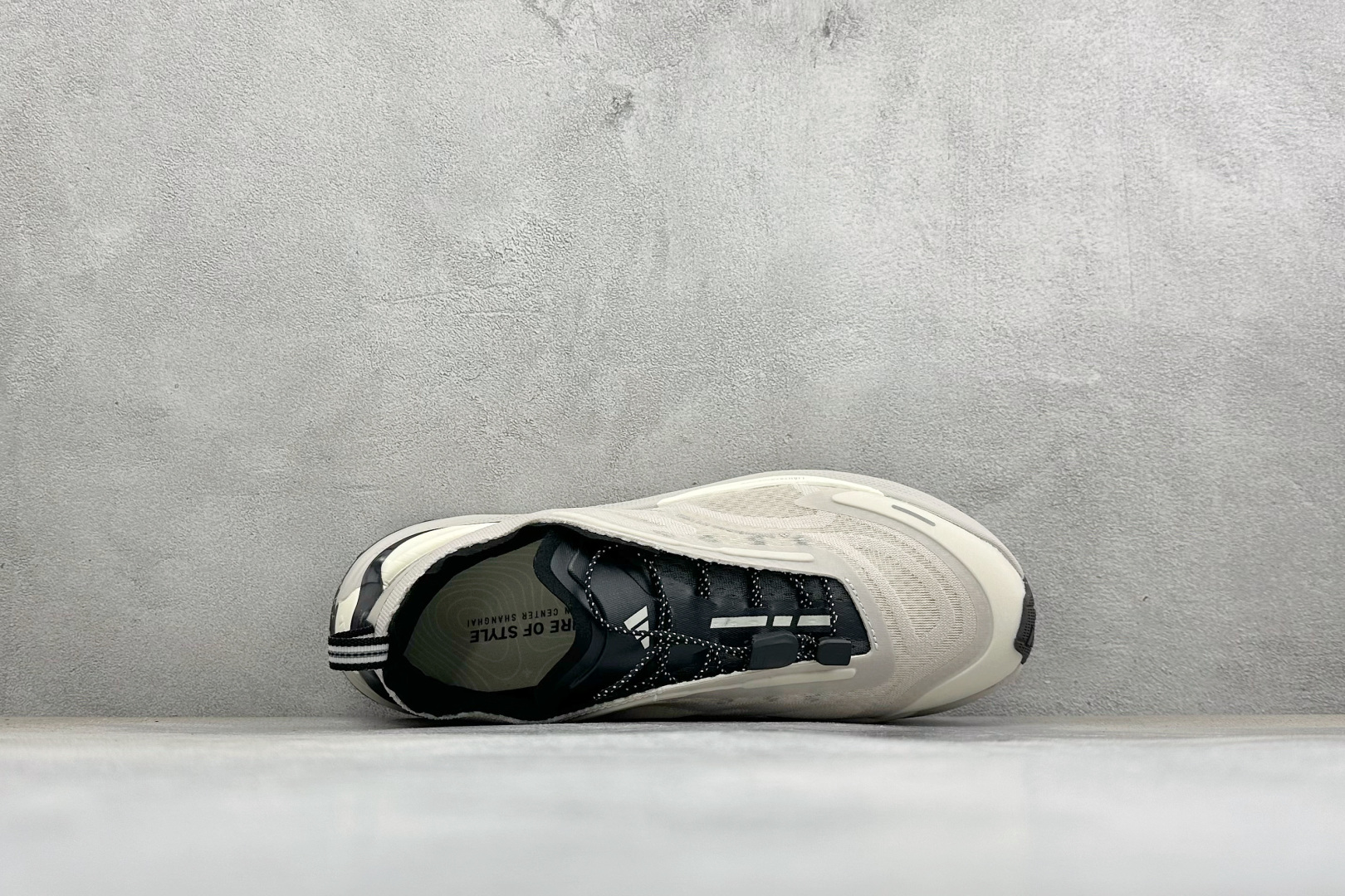 Adidas Holo Peak 阿迪达斯 防滑运动 舒适贴合 低帮越野跑鞋 货号: KZ9988 尺码: 36 36. Adidas Holo Peak 阿迪达斯 防滑运动 舒适贴合 低帮越野跑鞋 货号: KZ9988 尺码: 36 36.