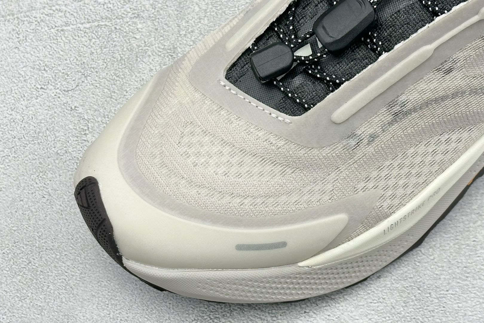 Adidas Holo Peak 阿迪达斯 防滑运动 舒适贴合 低帮越野跑鞋 货号: KZ9988 尺码: 36 36. Adidas Holo Peak 阿迪达斯 防滑运动 舒适贴合 低帮越野跑鞋 货号: KZ9988 尺码: 36 36.