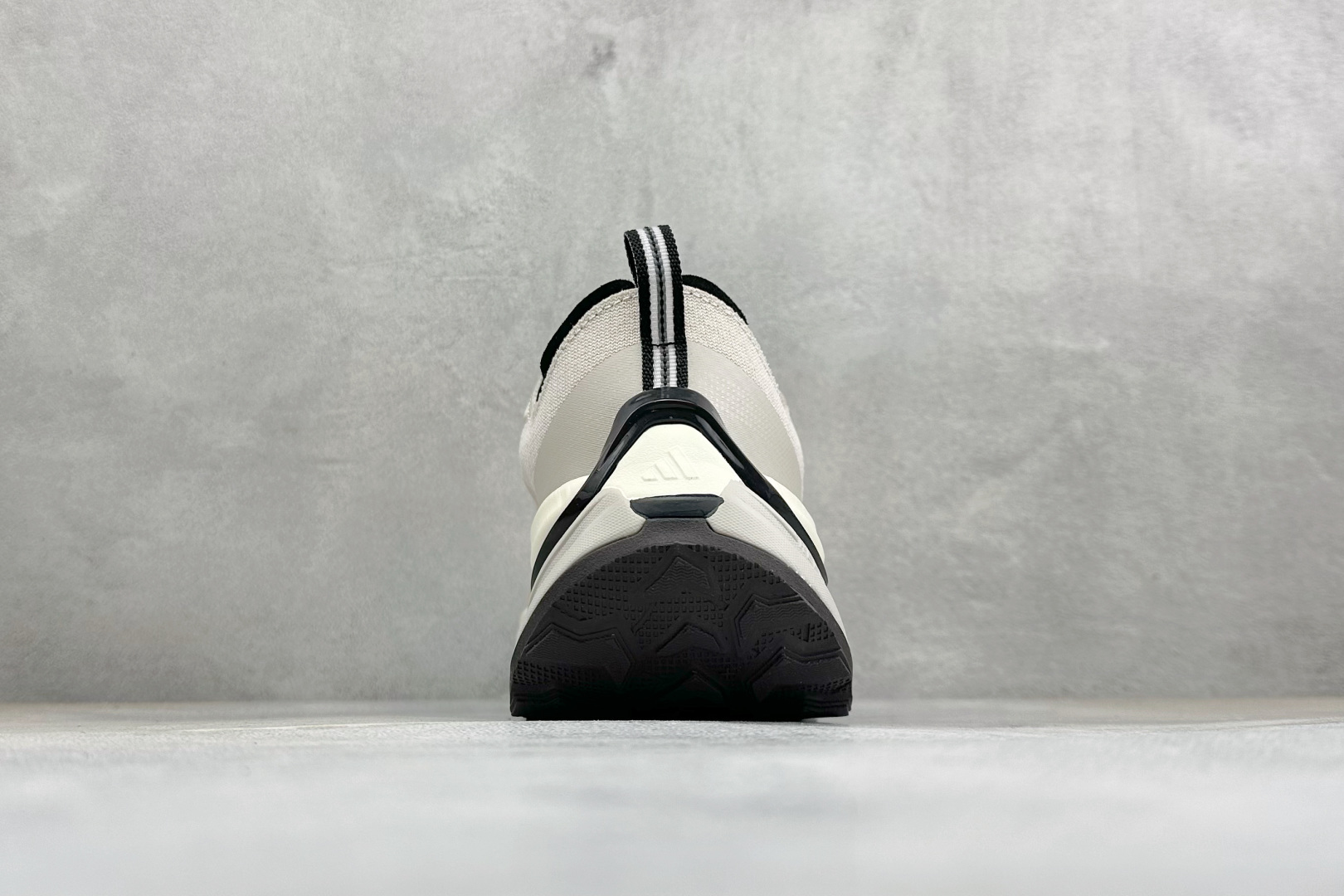 Adidas Holo Peak 阿迪达斯 防滑运动 舒适贴合 低帮越野跑鞋 货号: KZ9988 尺码: 36 36. Adidas Holo Peak 阿迪达斯 防滑运动 舒适贴合 低帮越野跑鞋 货号: KZ9988 尺码: 36 36.
