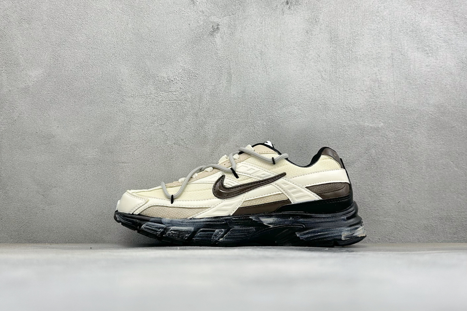 NIKE INITIATOR创始者系列 复古休闲运动舒适跑鞋  采用透气网眼鞋面和支撑覆盖层，自然运动设计的Phlyon