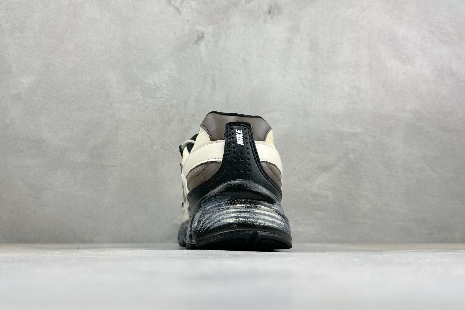 NIKE INITIATOR创始者系列 复古休闲运动舒适跑鞋 采用透气网眼鞋面和支撑覆盖层,自然运动设计的Phlyon NIKE INITIATOR创始者系列 复古休闲运动舒适跑鞋 采用透气网眼鞋面和支撑覆盖层,自然运动设计的Phlyon