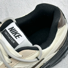 NIKE INITIATOR创始者系列 复古休闲运动舒适跑鞋 采用透气网眼鞋面和支撑覆盖层,自然运动设计的Phlyon NIKE INITIATOR创始者系列 复古休闲运动舒适跑鞋 采用透气网眼鞋面和支撑覆盖层,自然运动设计的Phlyon