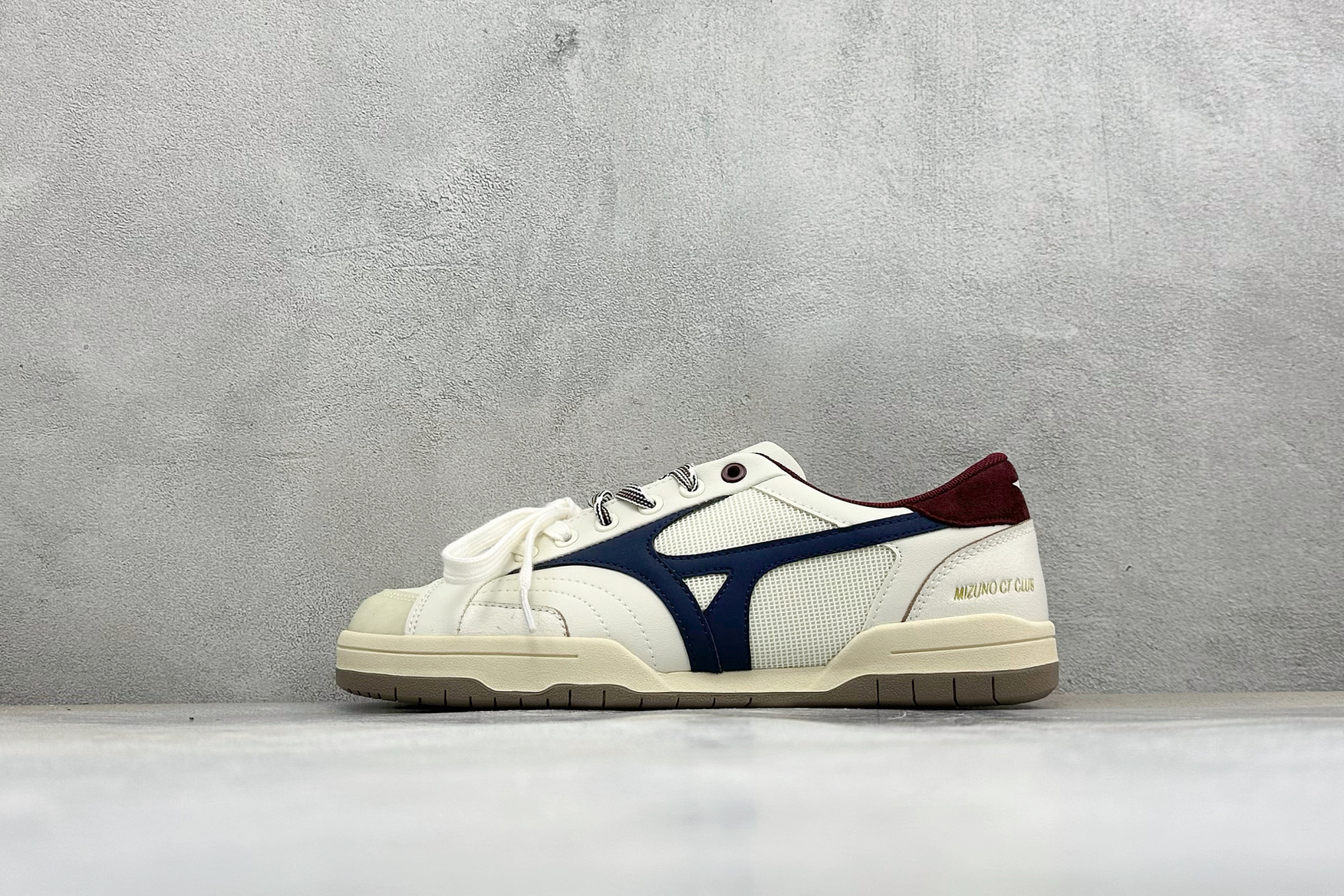 Mizuno美津浓 CT CLUB 舒适百搭 做旧设计 德训薄底低帮休闲鞋  沿袭MIZUNO经典薄底跑鞋廓形全新年轻化