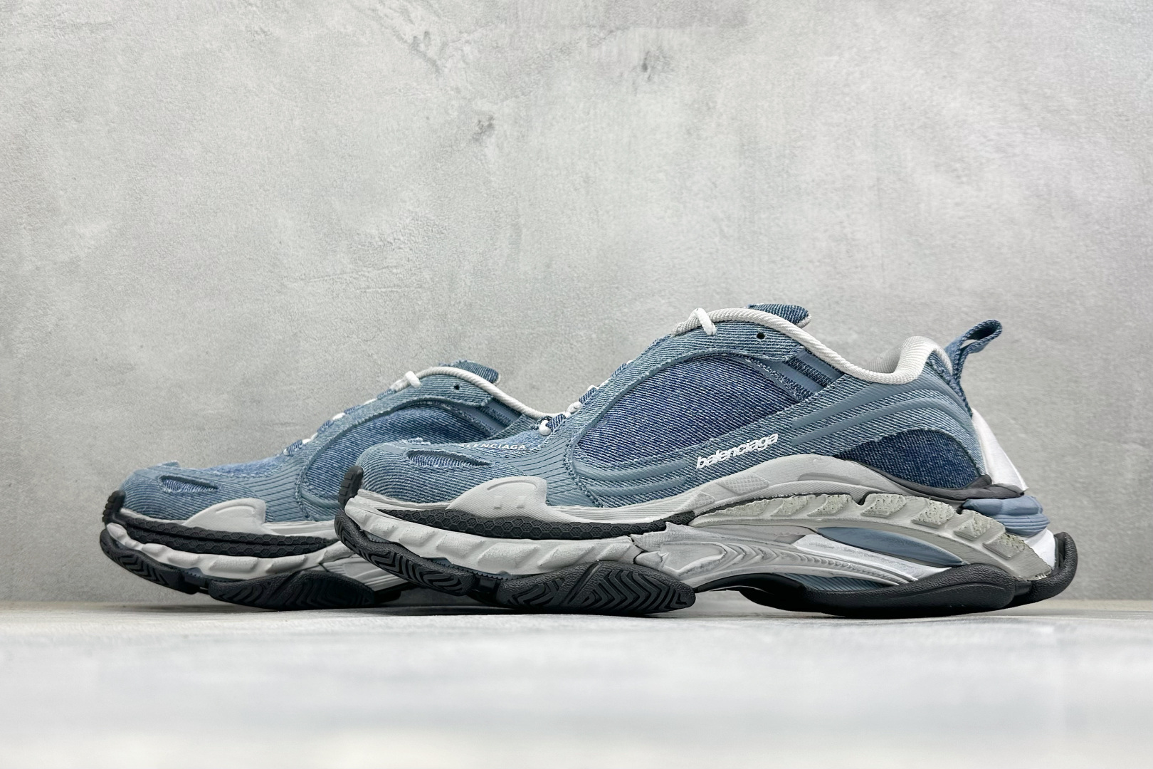 OK版Balenciaga 巴黎世家 二十四代 Triple S .2Gradient 厚底系带低帮老爹鞋 货号：-WT