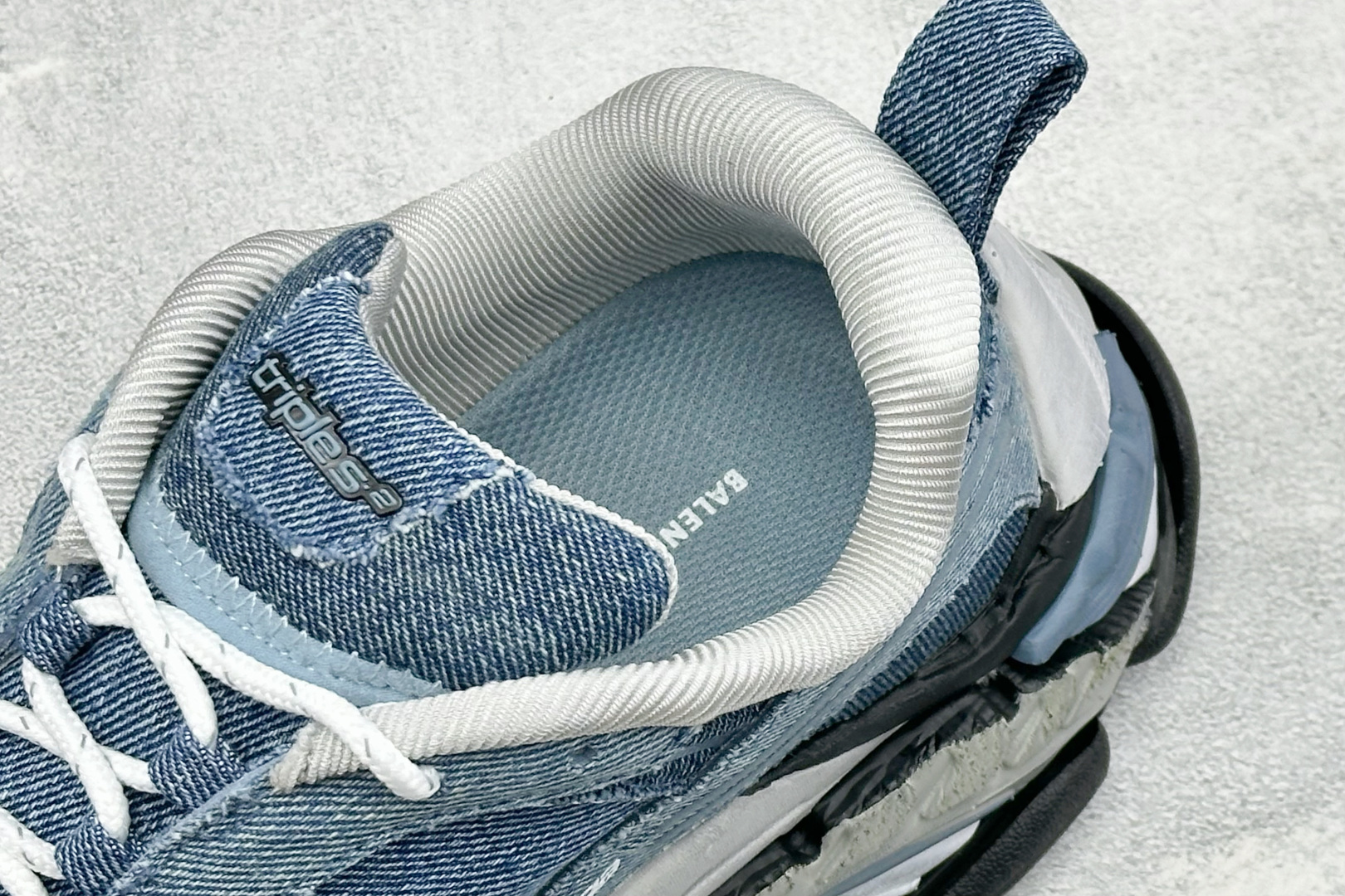 OK版Balenciaga 巴黎世家 二十四代 Triple S .2Gradient 厚底系带低帮老爹鞋 货号：-WT