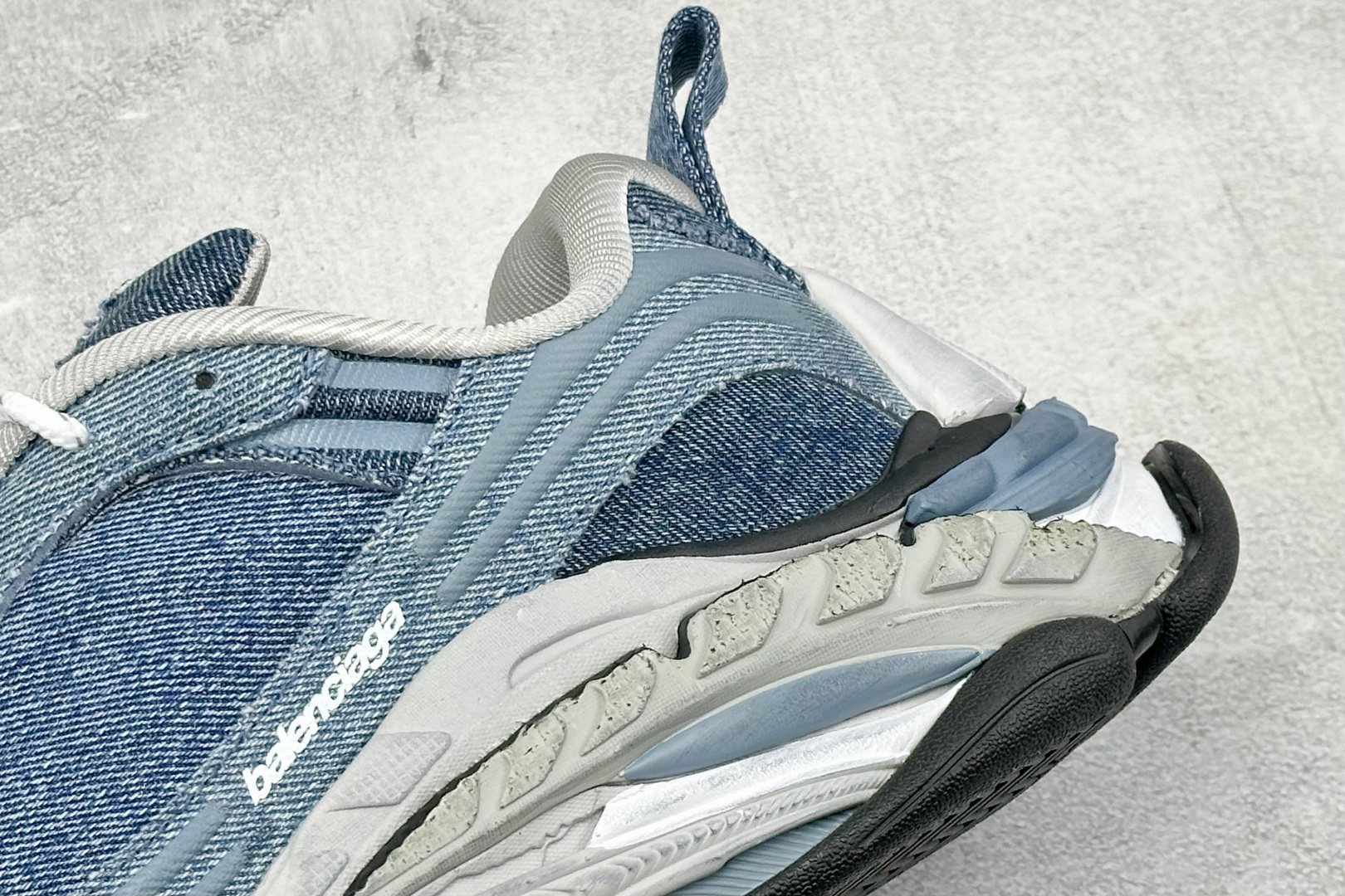 OK版Balenciaga 巴黎世家 二十四代 Triple S .2Gradient 厚底系带低帮老爹鞋 货号：-WT