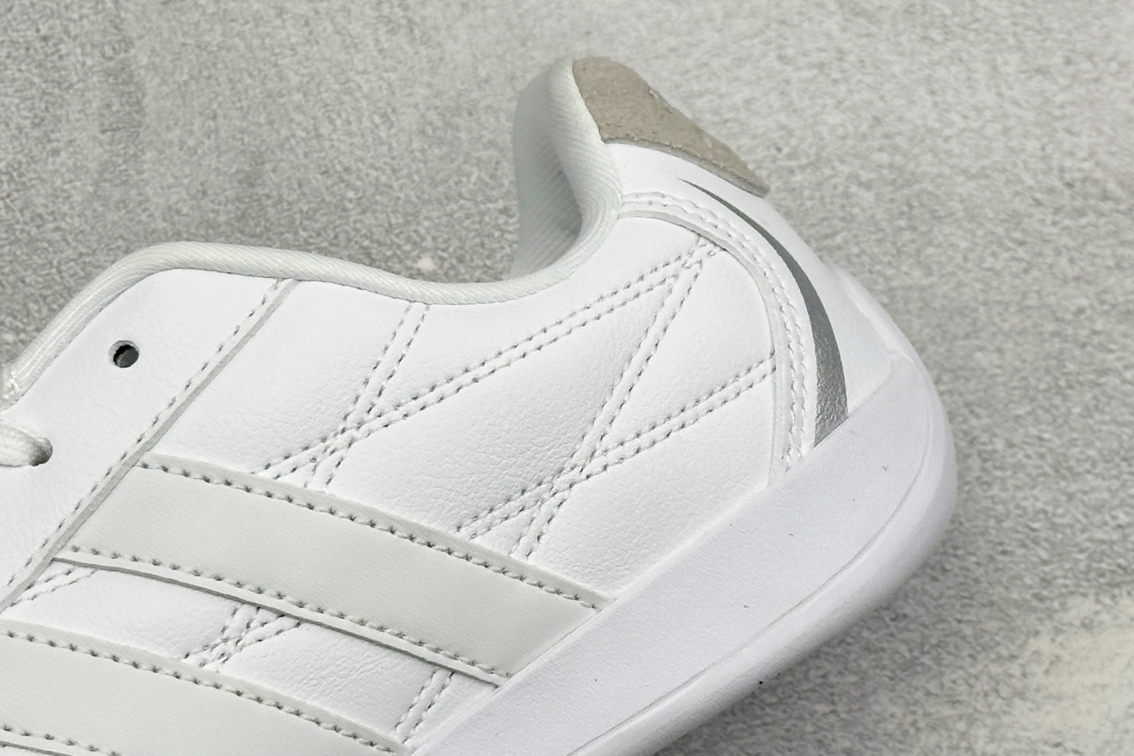 DZ版Adidas Adipista Trainers 防滑耐磨休闲鞋 货号 :HQ9161 尺码:36 36.5 37 DZ版Adidas Adipista Trainers 防滑耐磨休闲鞋 货号 :HQ9161 尺码:36 36.5 37