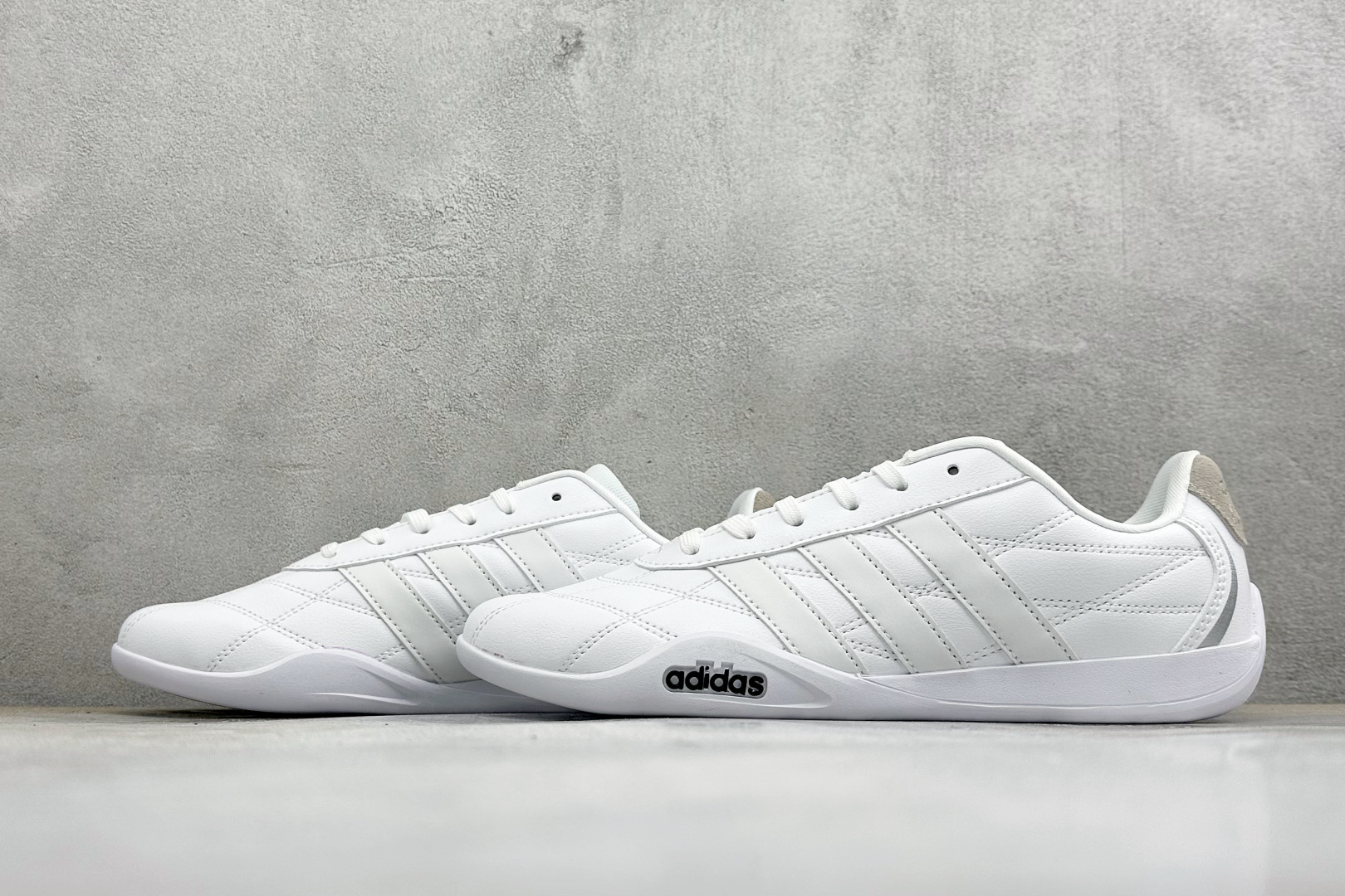 DZ版Adidas Adipista Trainers 防滑耐磨休闲鞋 货号 :HQ9161 尺码:36 36.5 37 DZ版Adidas Adipista Trainers 防滑耐磨休闲鞋 货号 :HQ9161 尺码:36 36.5 37