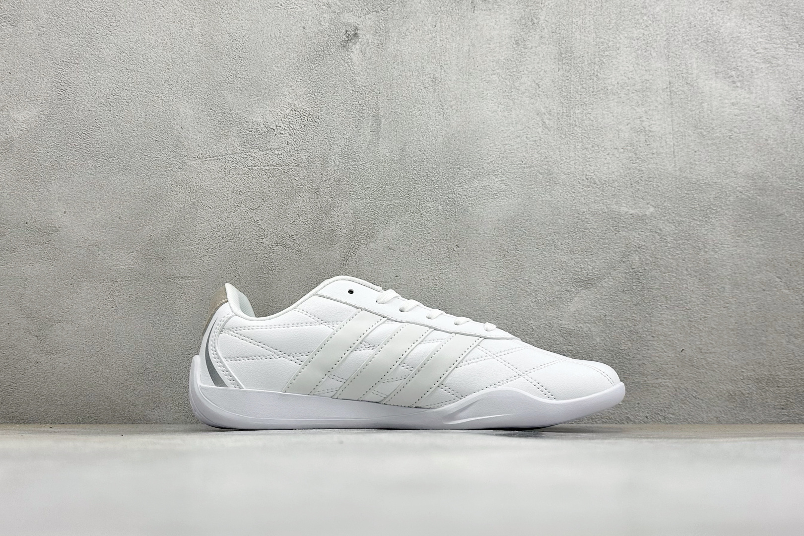 DZ版Adidas Adipista Trainers 防滑耐磨休闲鞋 货号 :HQ9161 尺码:36 36.5 37 DZ版Adidas Adipista Trainers 防滑耐磨休闲鞋 货号 :HQ9161 尺码:36 36.5 37