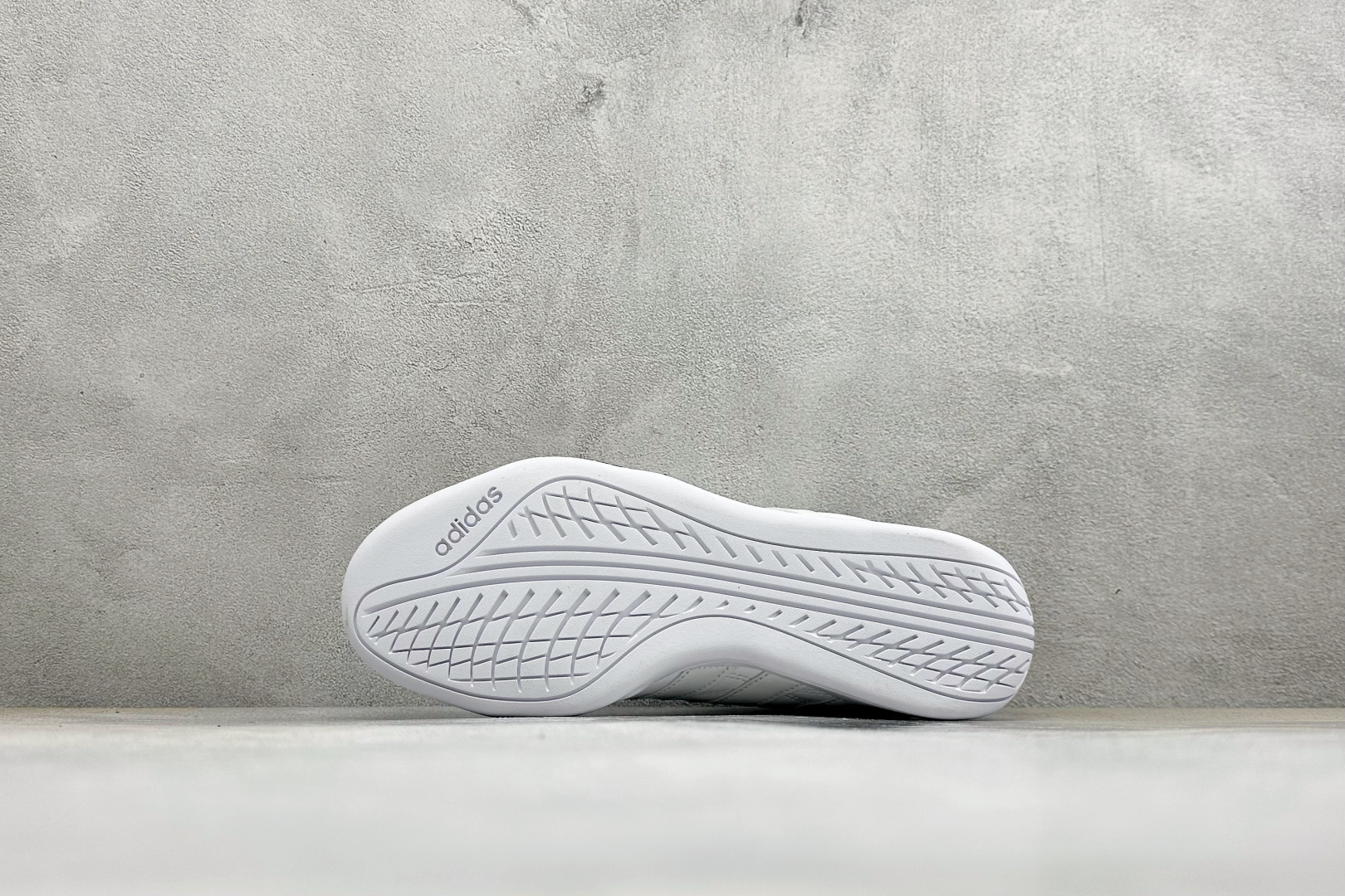 DZ版Adidas Adipista Trainers 防滑耐磨休闲鞋 货号 :HQ9161 尺码:36 36.5 37 DZ版Adidas Adipista Trainers 防滑耐磨休闲鞋 货号 :HQ9161 尺码:36 36.5 37