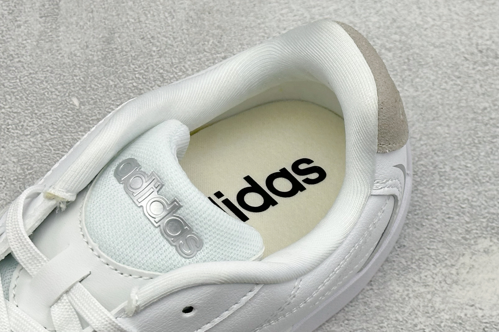 DZ版Adidas Adipista Trainers 防滑耐磨休闲鞋 货号 :HQ9161 尺码:36 36.5 37 DZ版Adidas Adipista Trainers 防滑耐磨休闲鞋 货号 :HQ9161 尺码:36 36.5 37